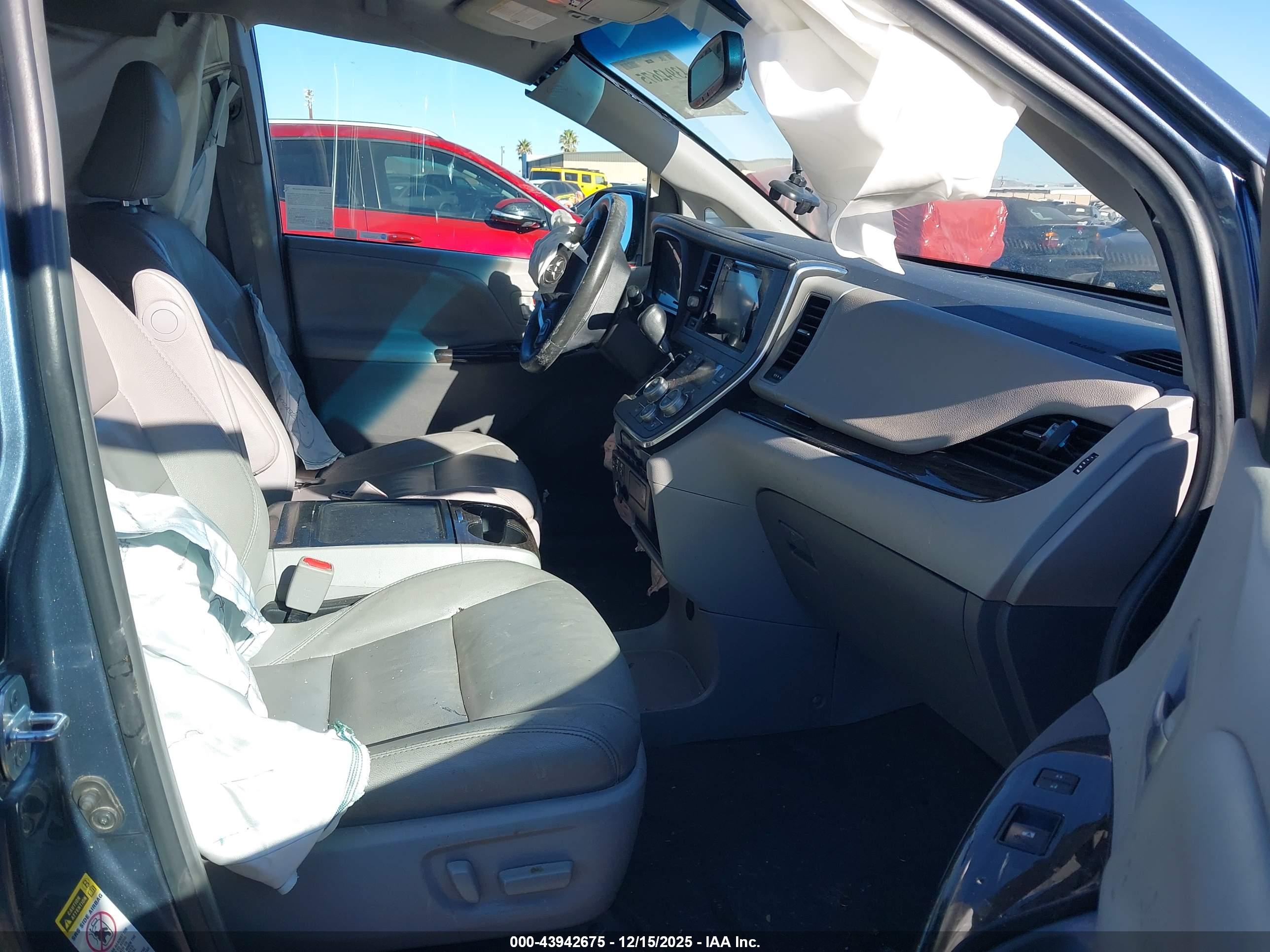 TOYOTA SIENNA image 5