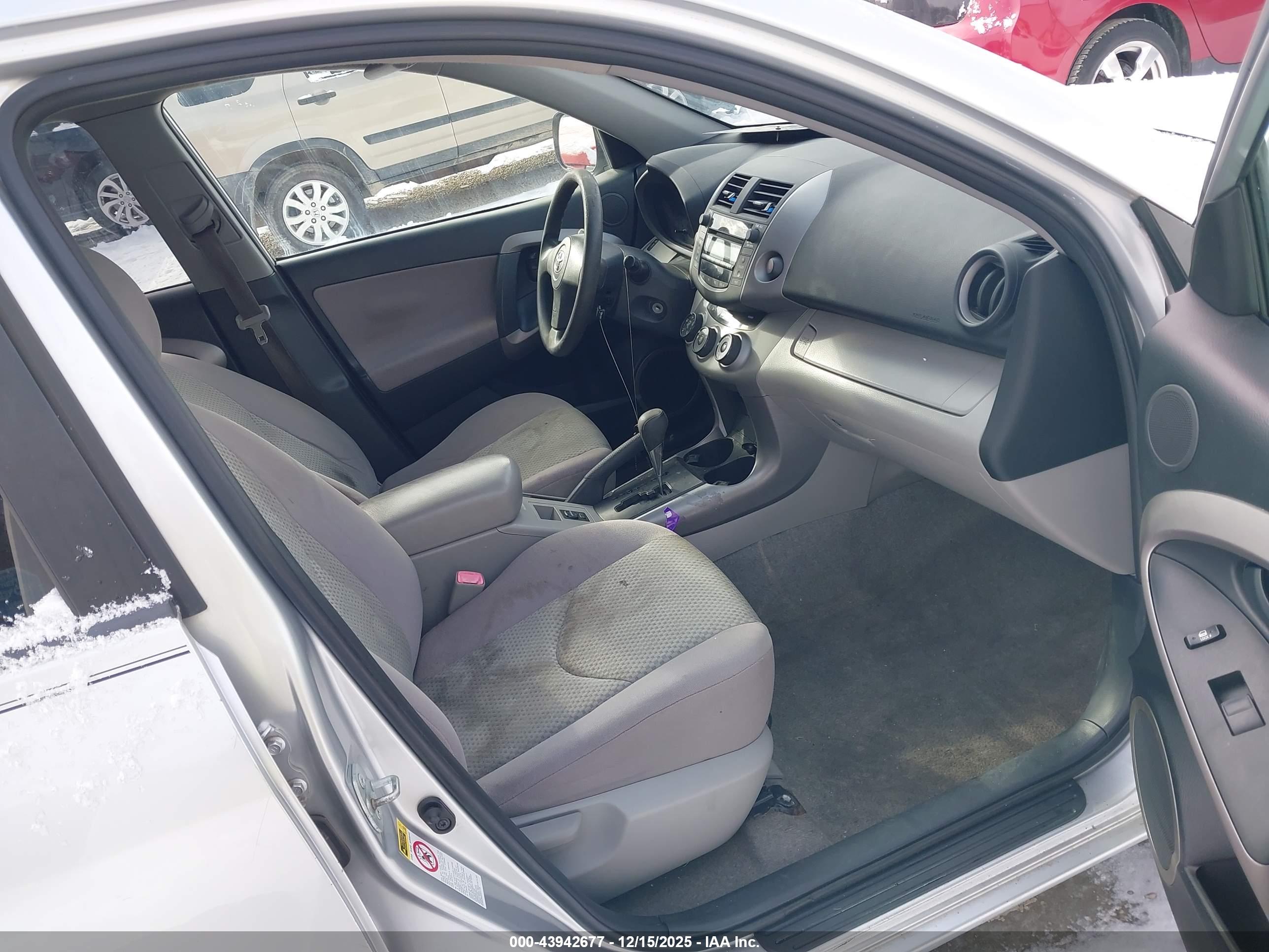 TOYOTA RAV4 image 5