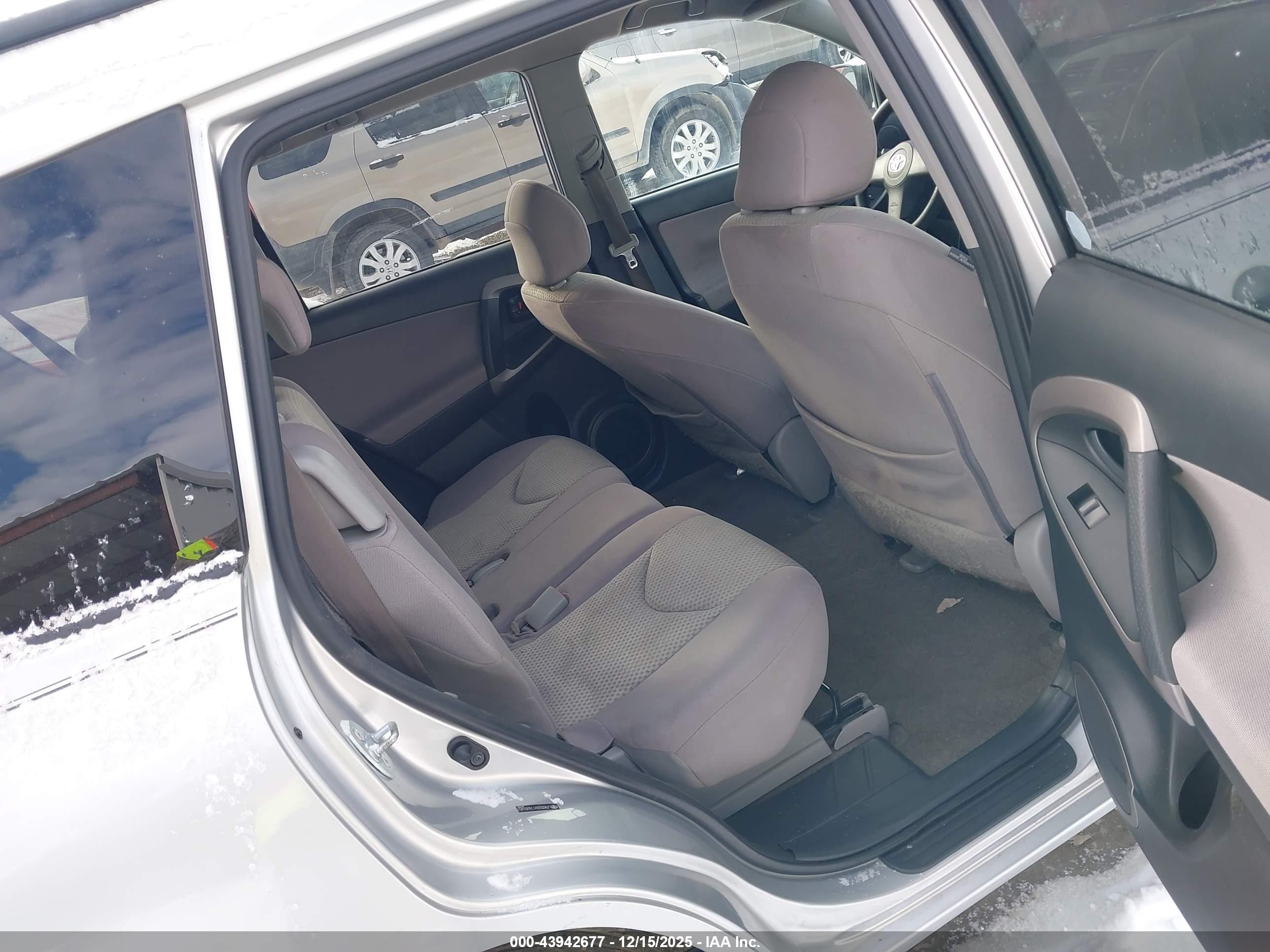 TOYOTA RAV4 image 8