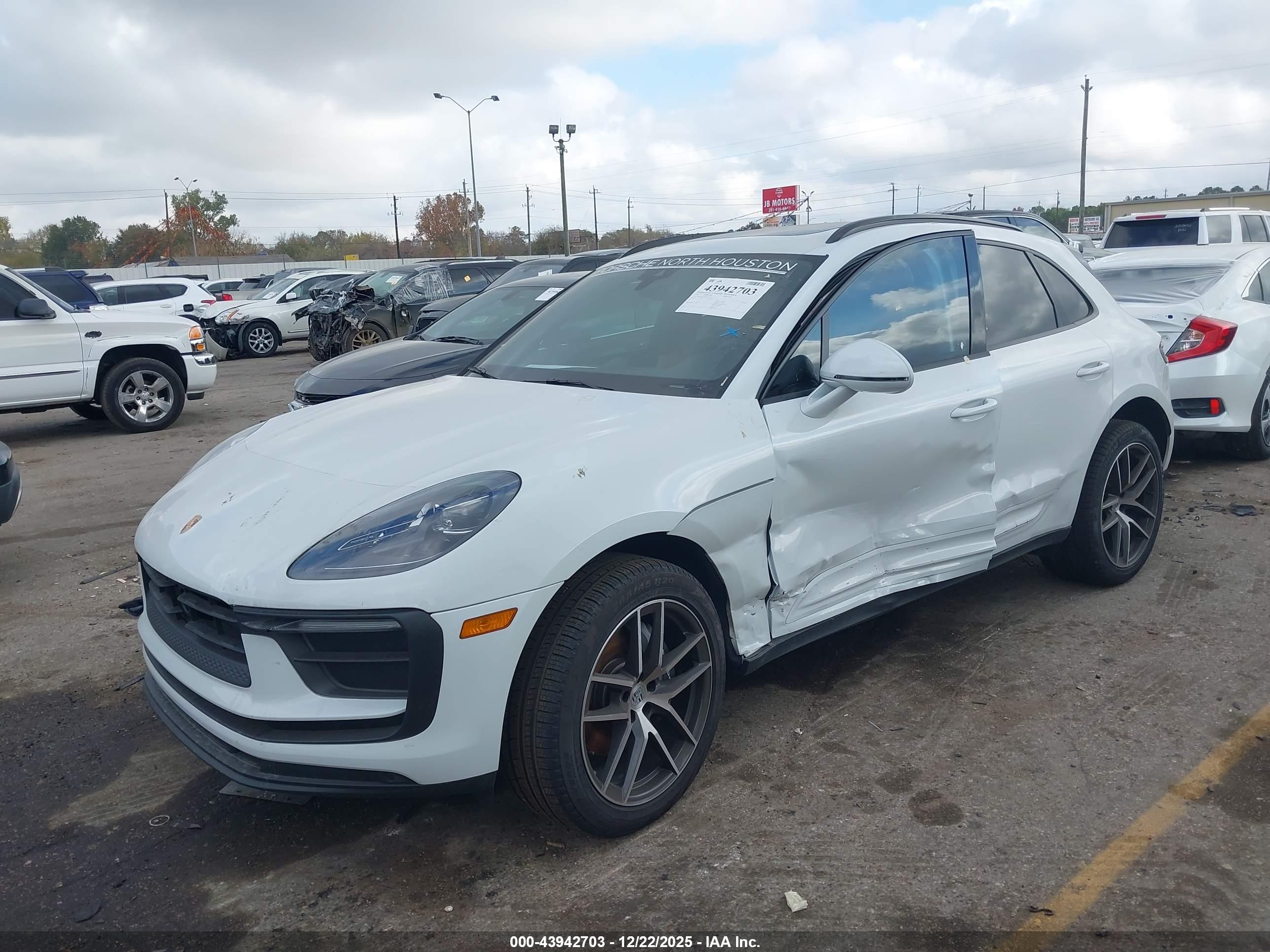 PORSCHE MACAN image 2