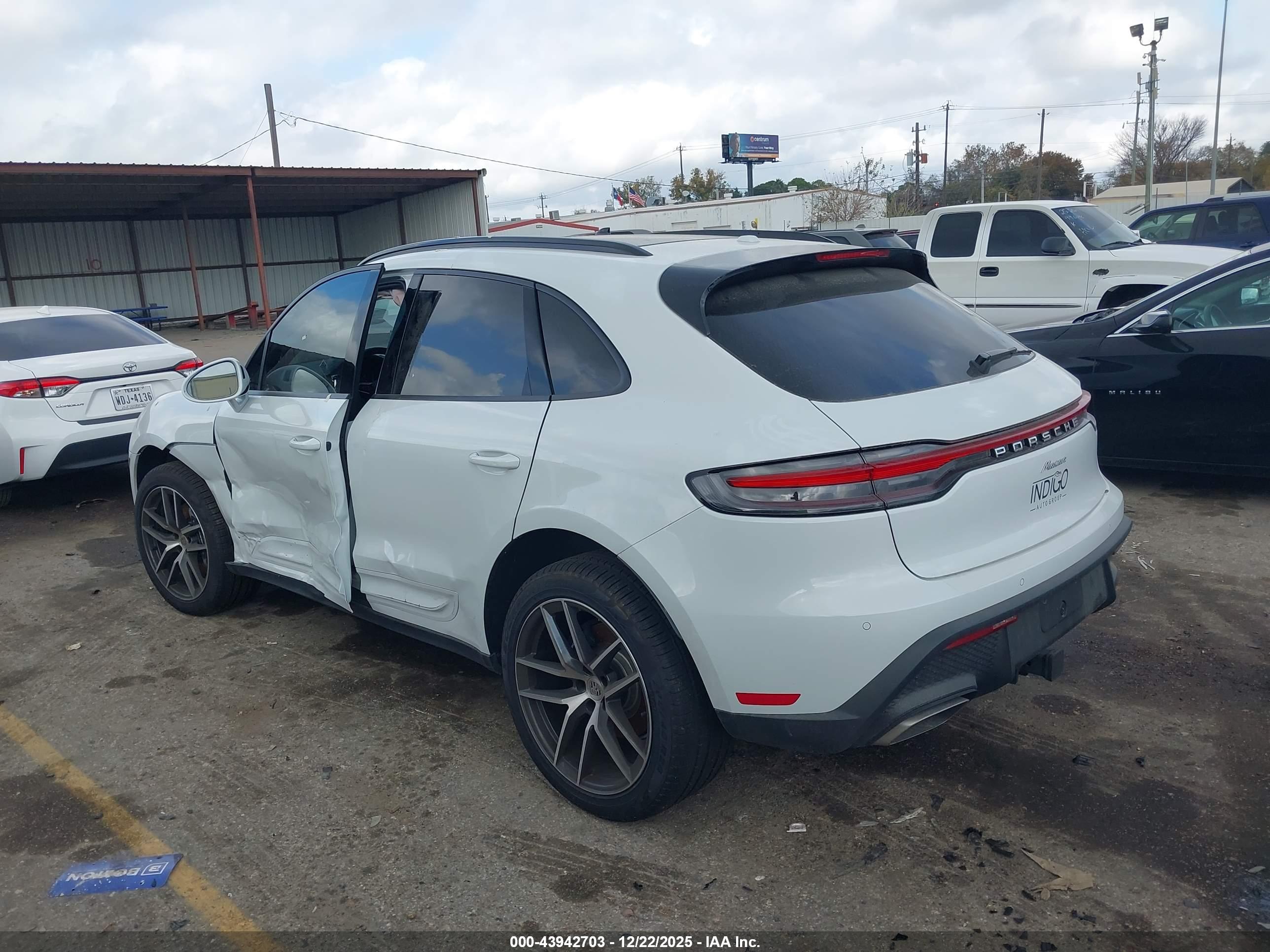PORSCHE MACAN image 3