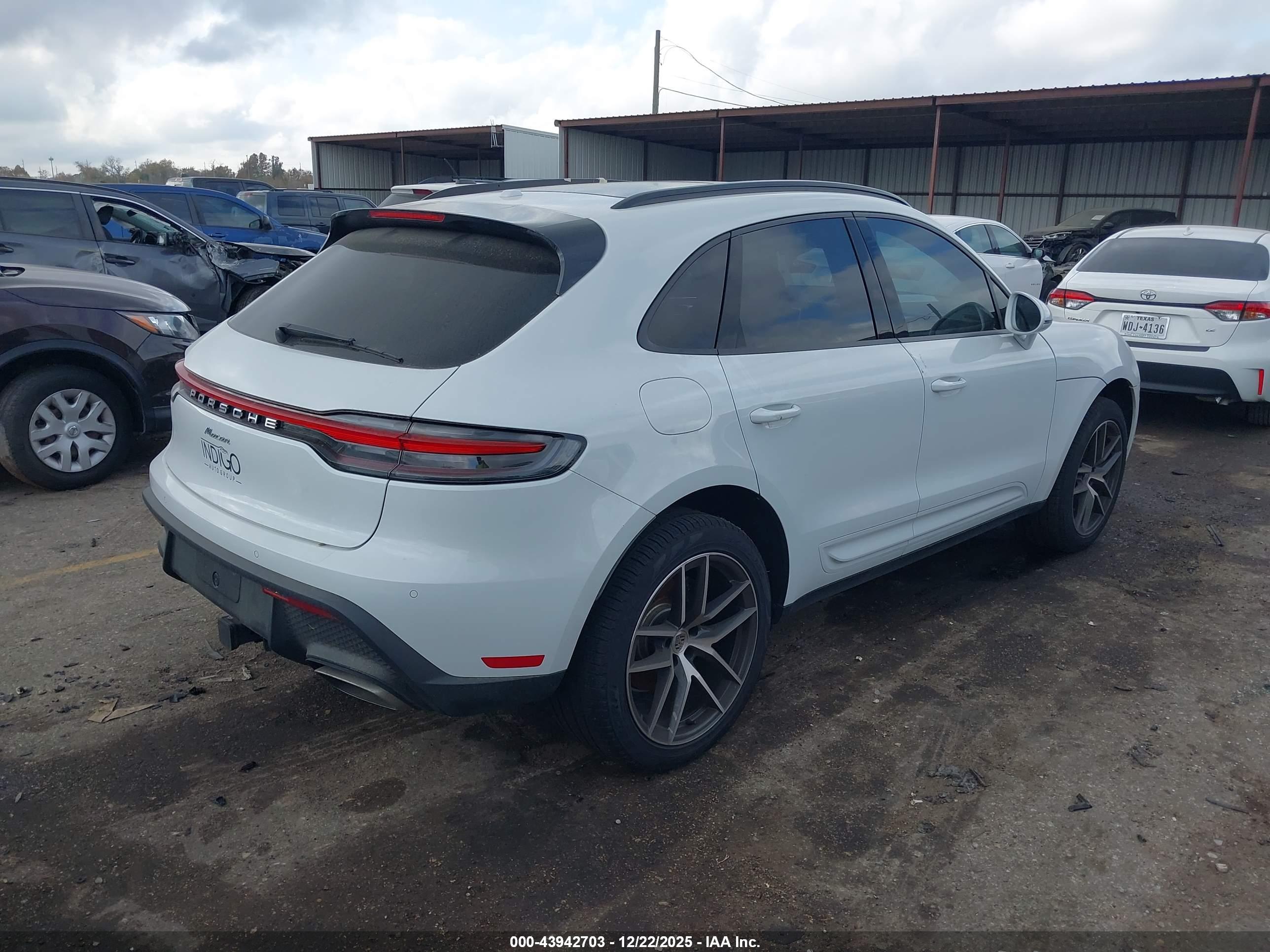 PORSCHE MACAN image 4