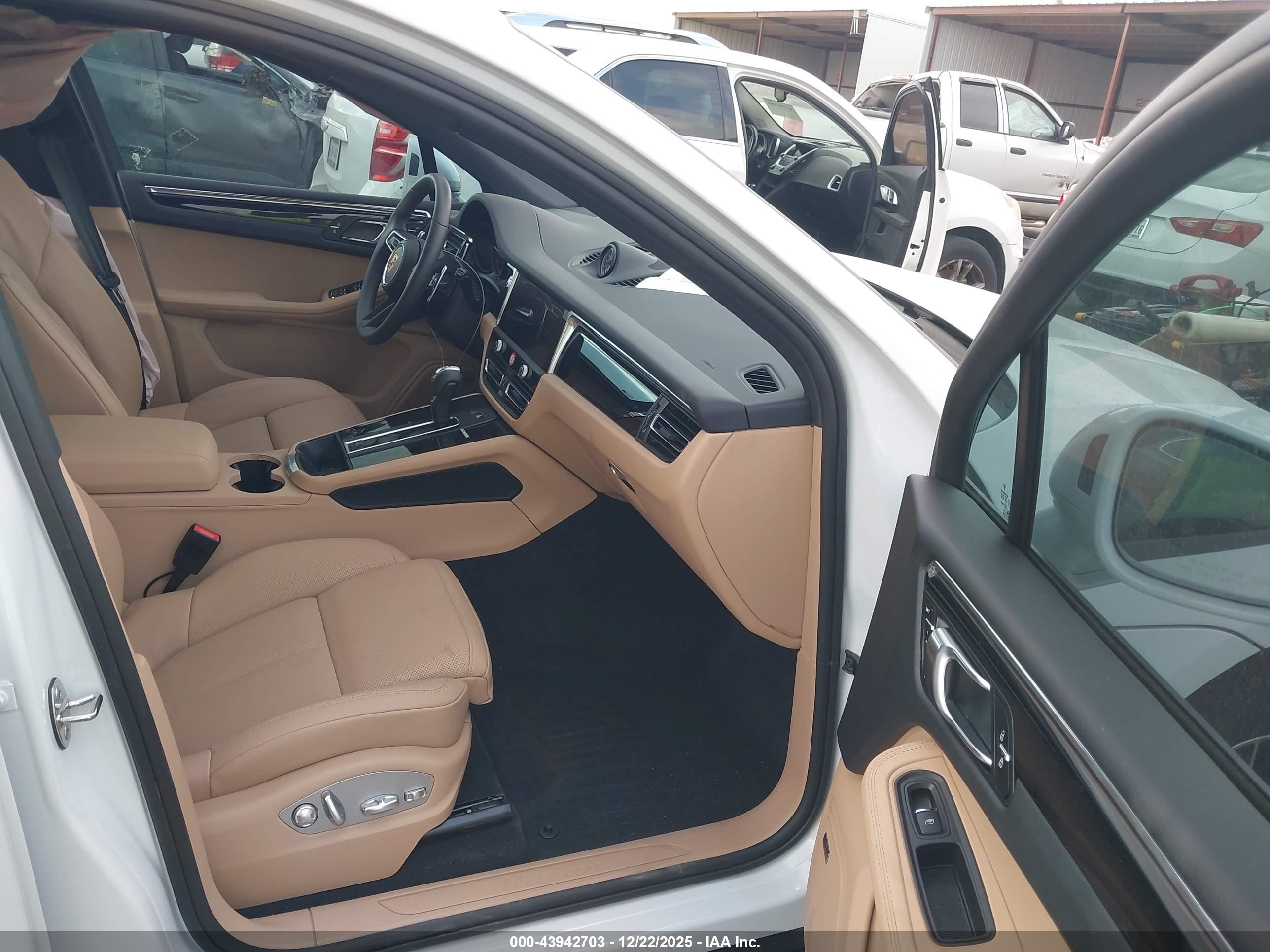 PORSCHE MACAN image 5