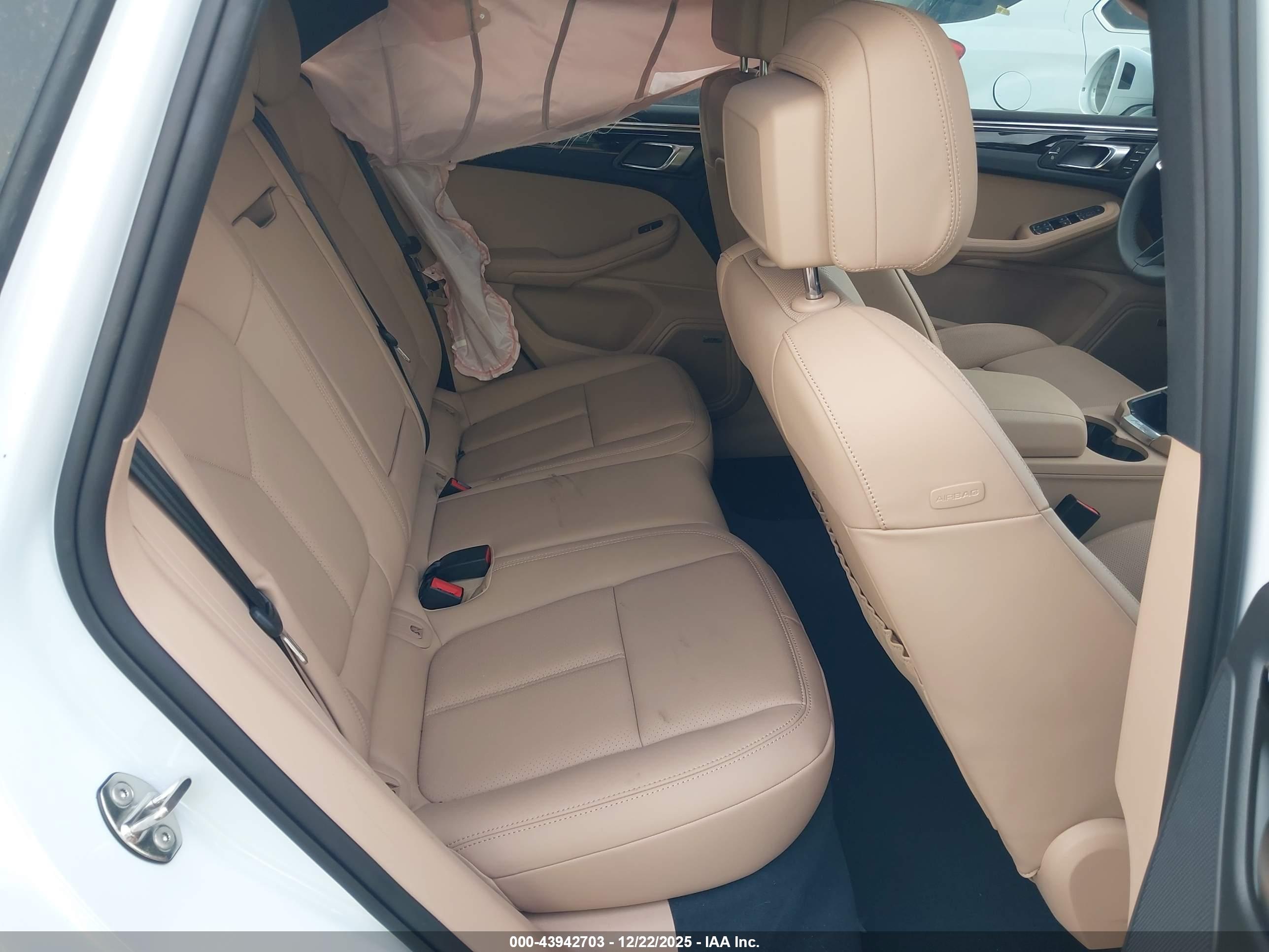 PORSCHE MACAN image 8