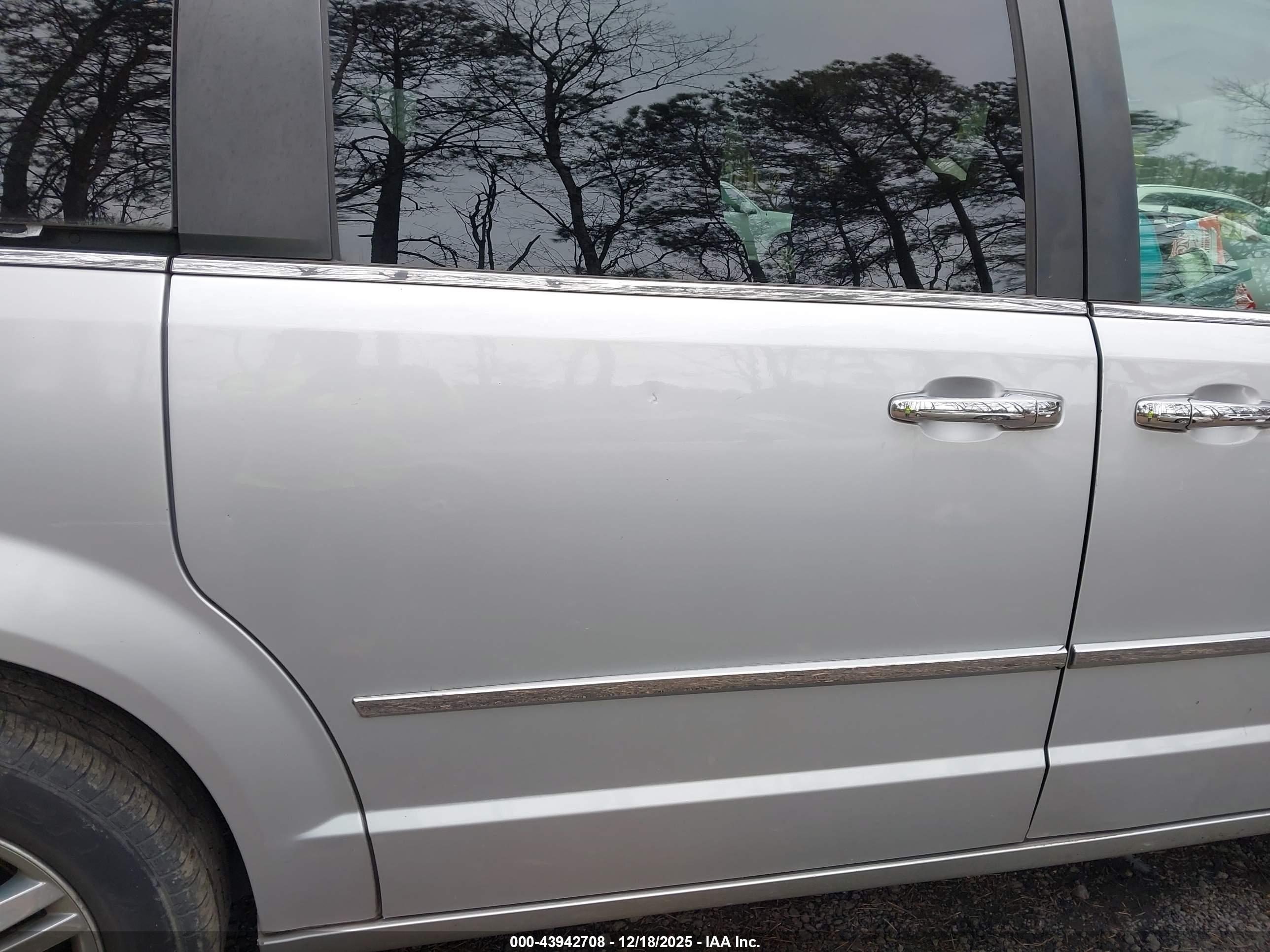 CHRYSLER TOWN image 6