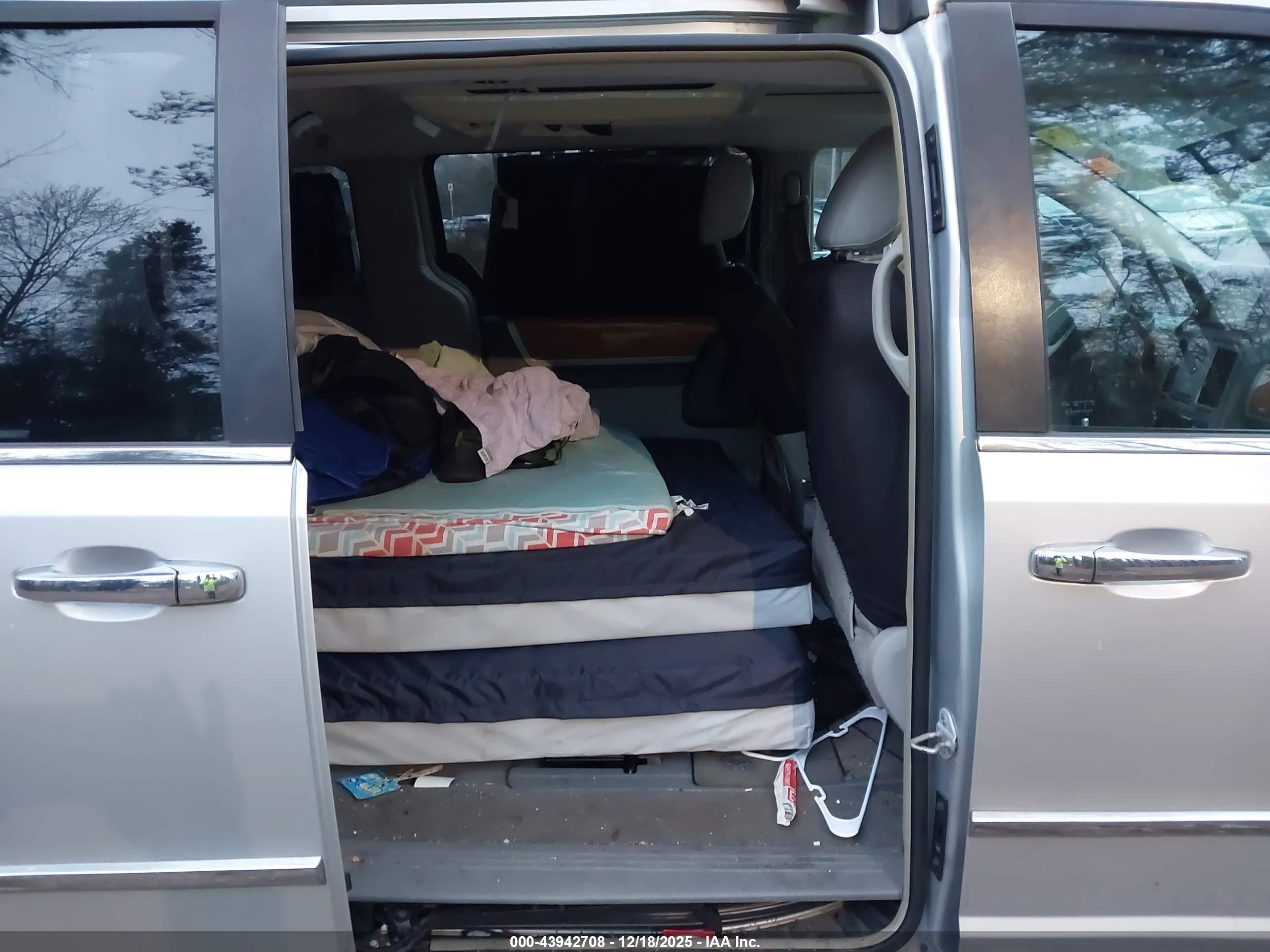 CHRYSLER TOWN image 8