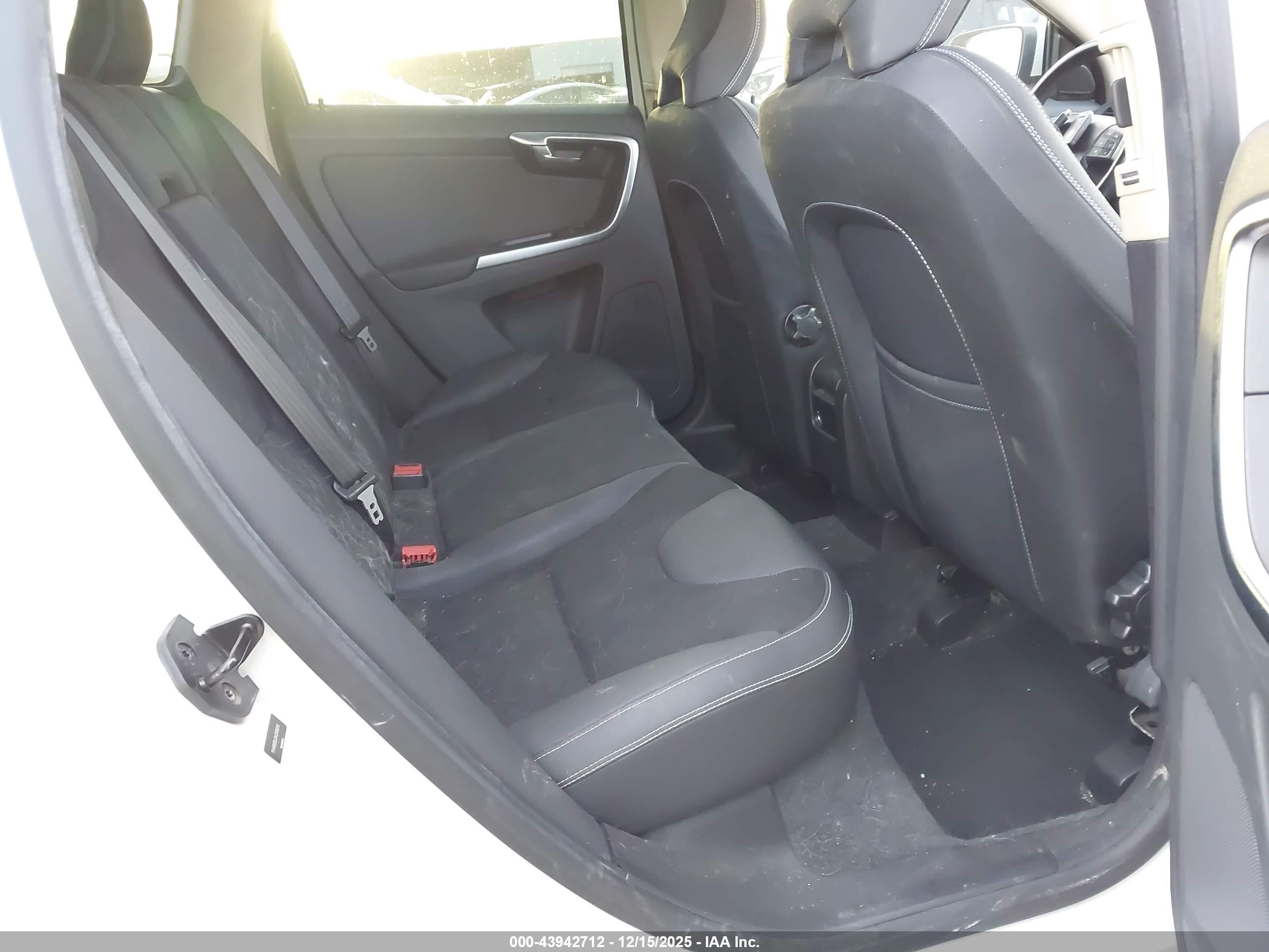 VOLVO XC60 image 8