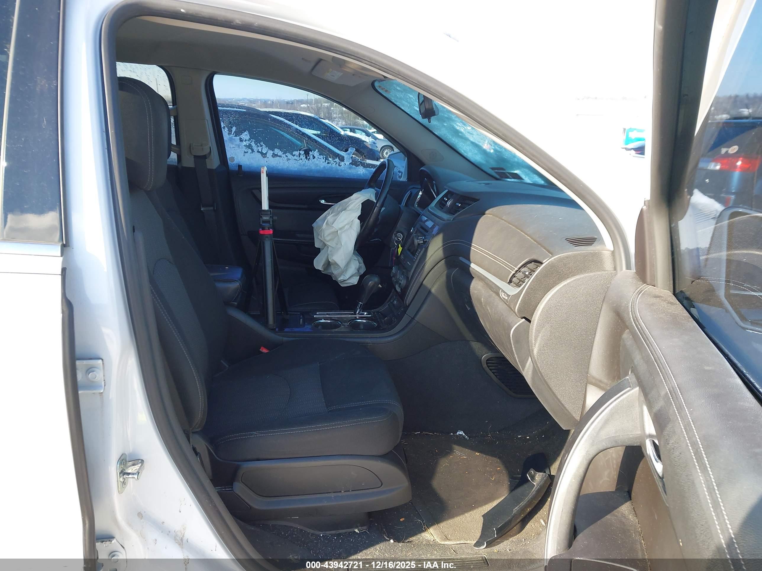 CHEVROLET TRAVERSE image 5