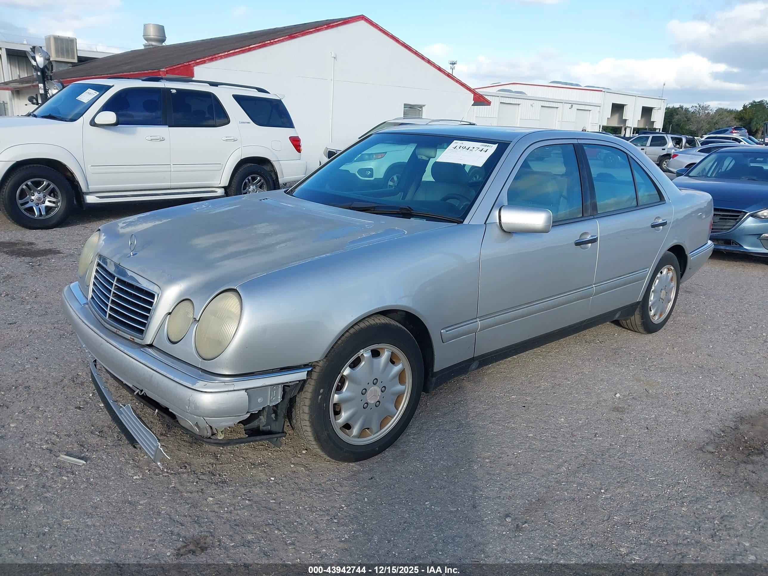 MERCEDES-BENZ E image 2