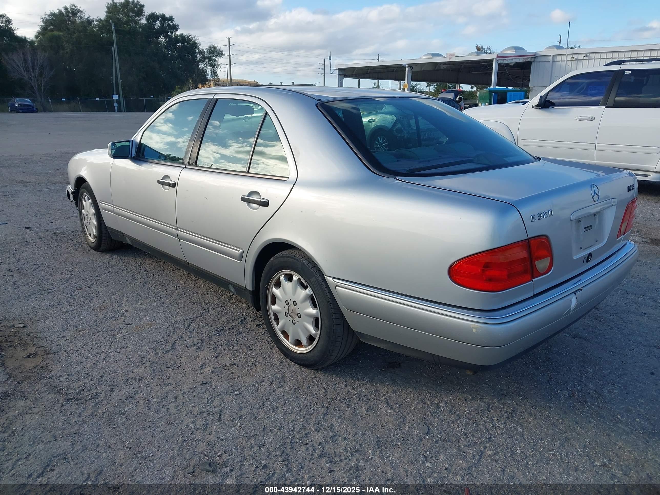 MERCEDES-BENZ E image 3
