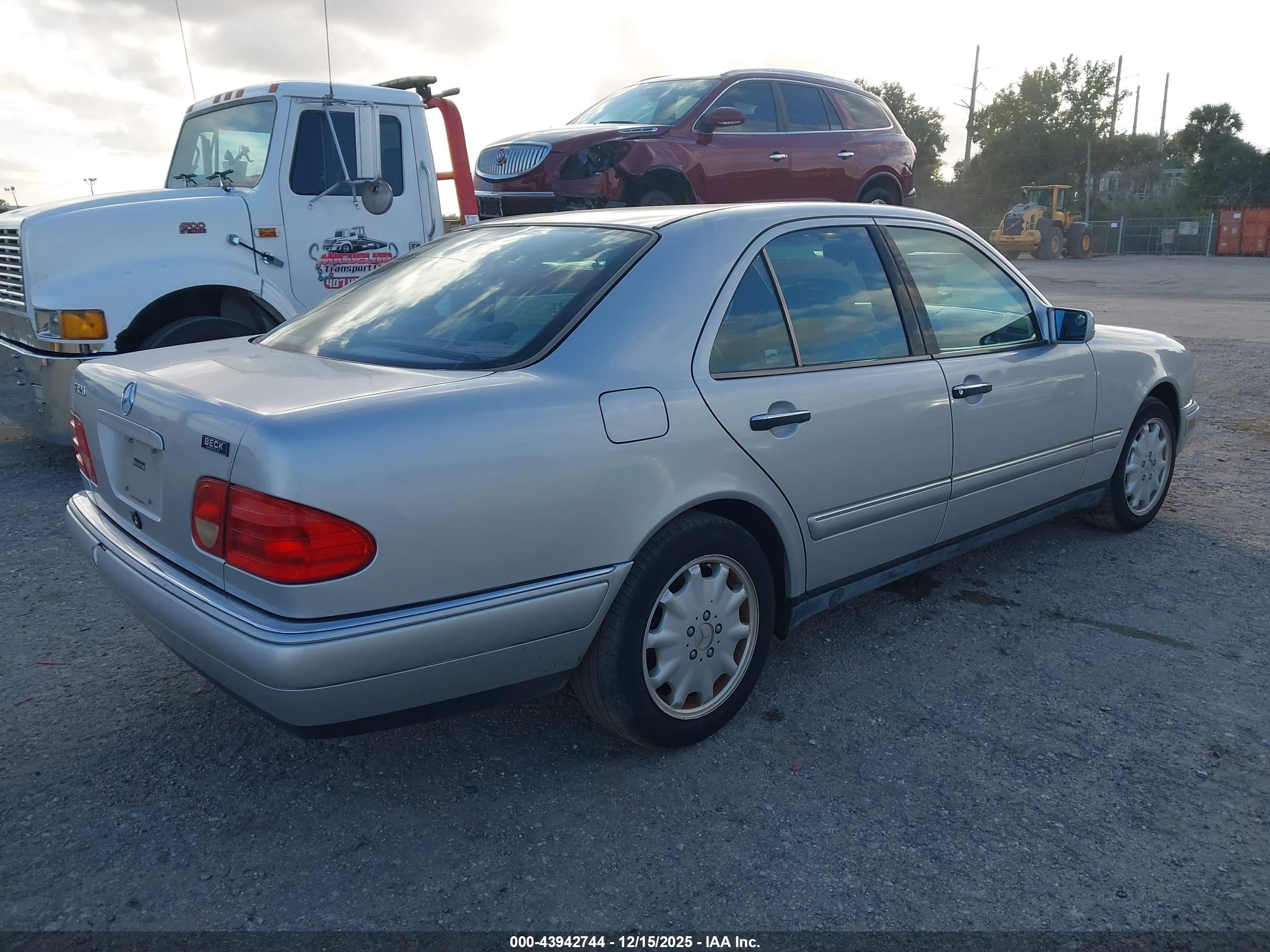 MERCEDES-BENZ E image 4