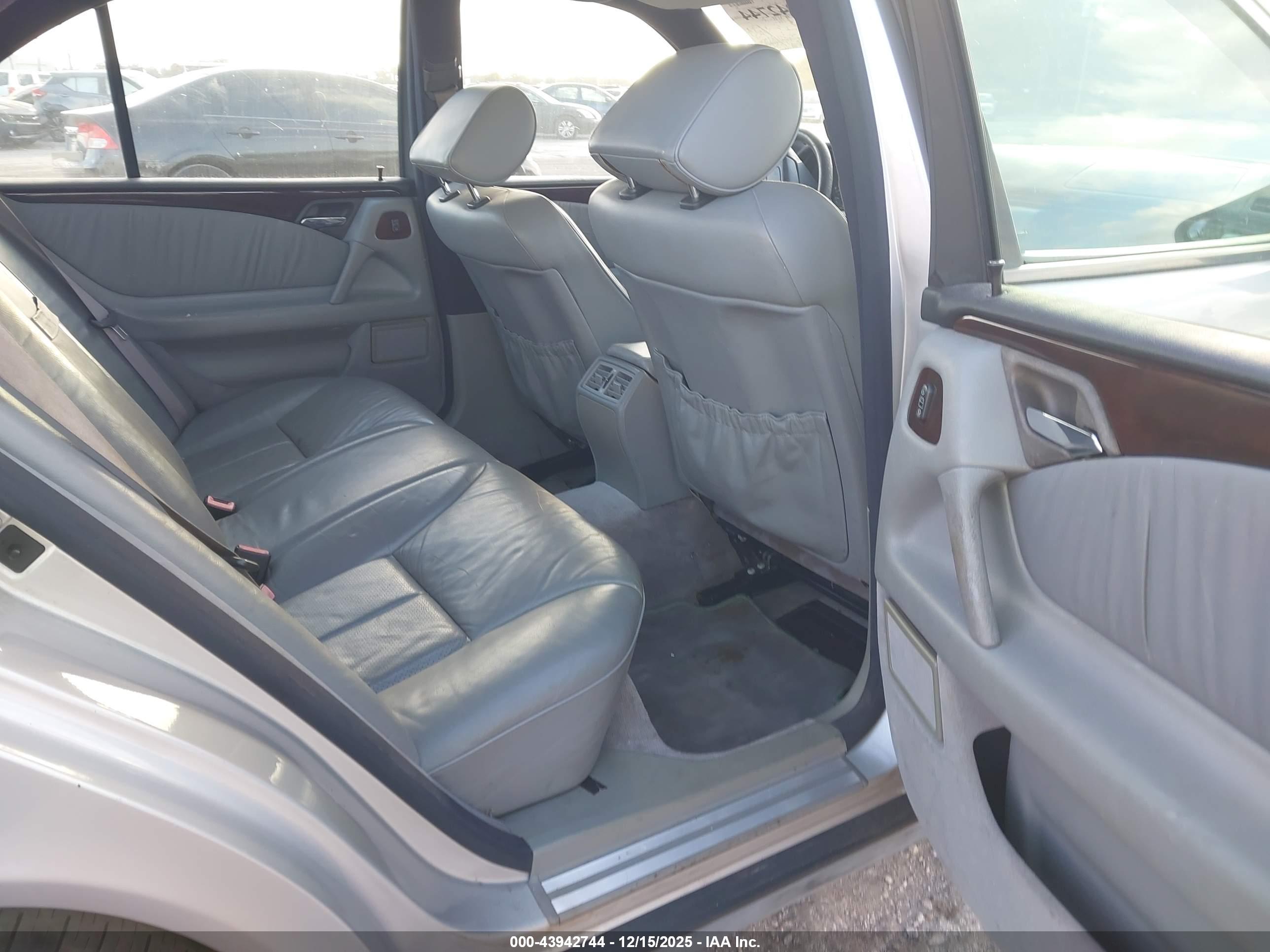 MERCEDES-BENZ E image 8