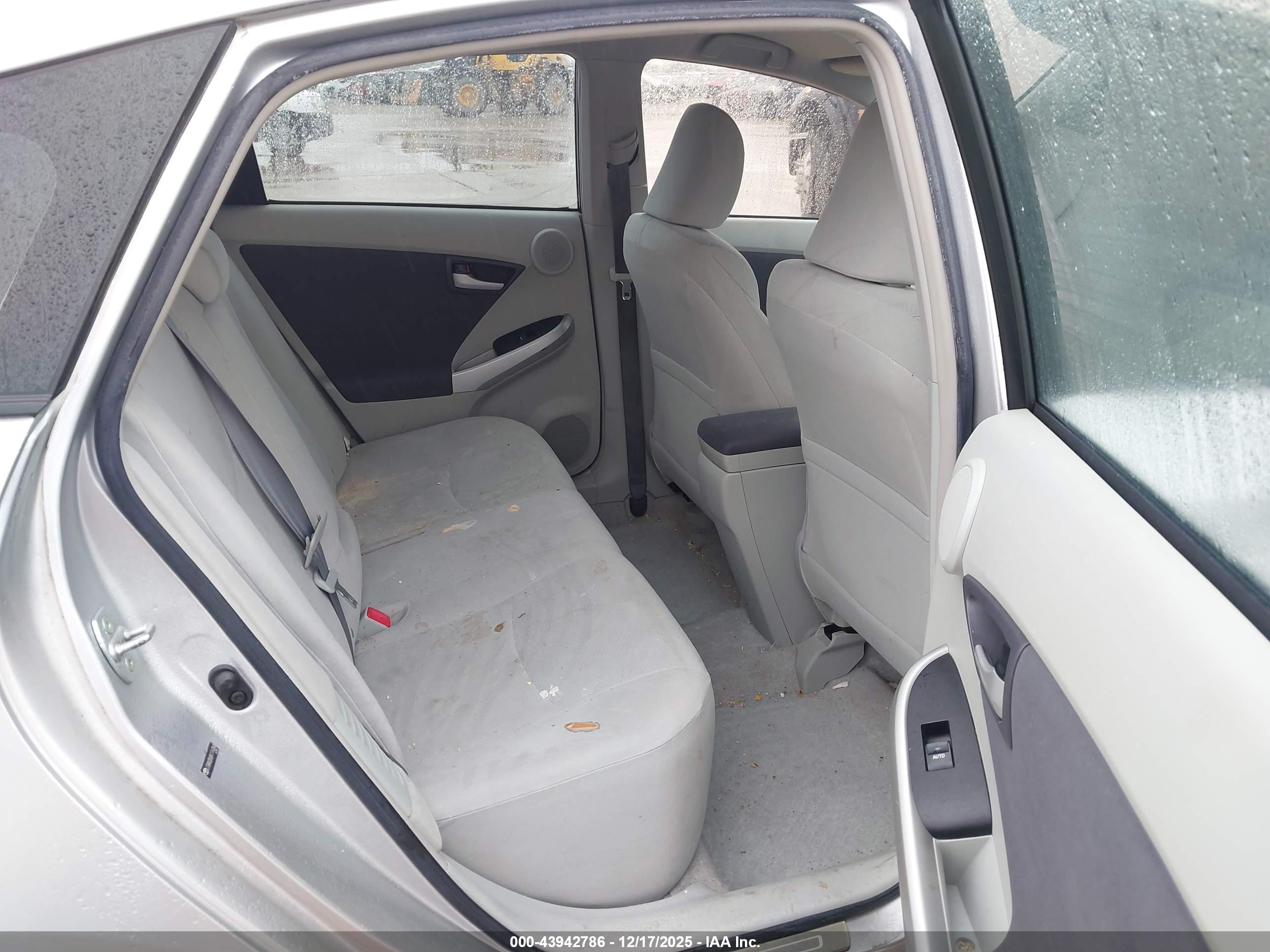 TOYOTA PRIUS image 8