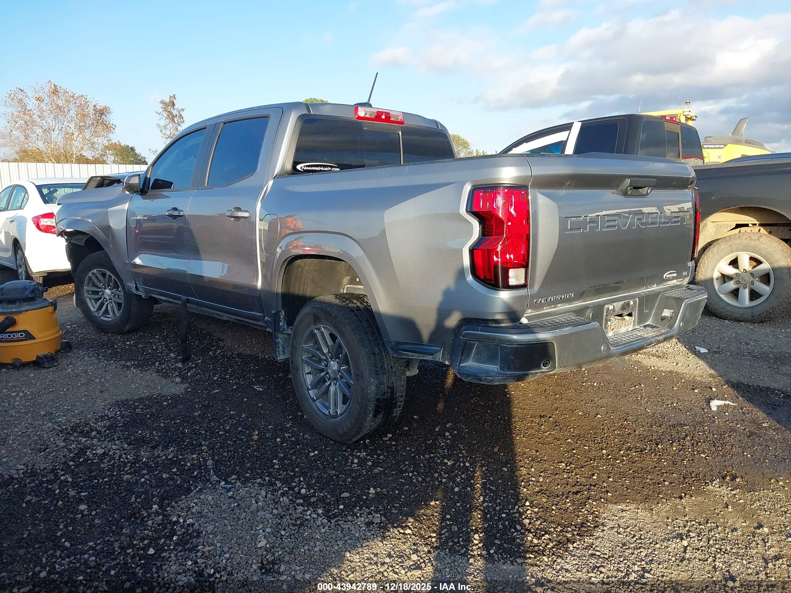 CHEVROLET COLORADO image 3
