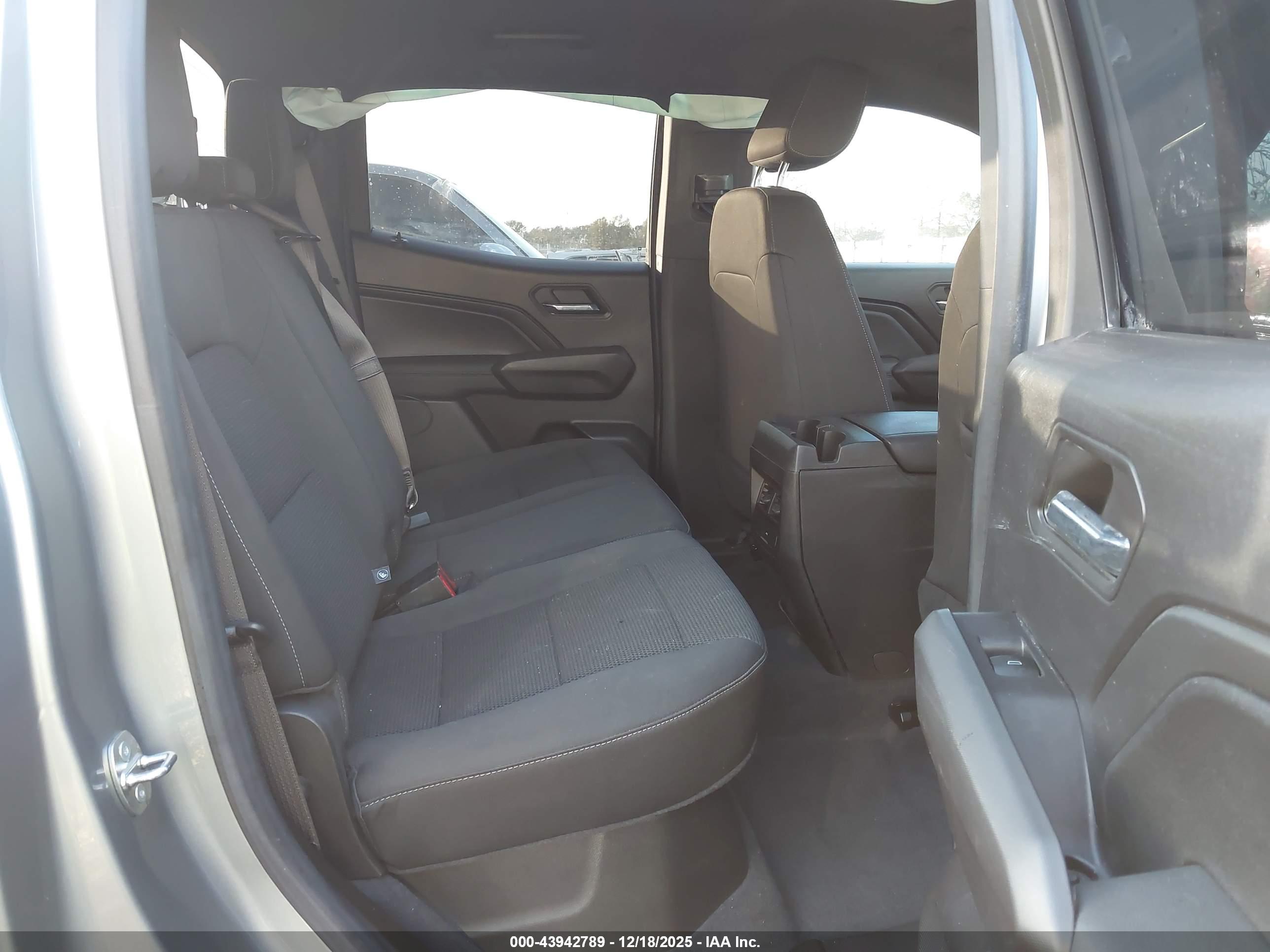 CHEVROLET COLORADO image 8