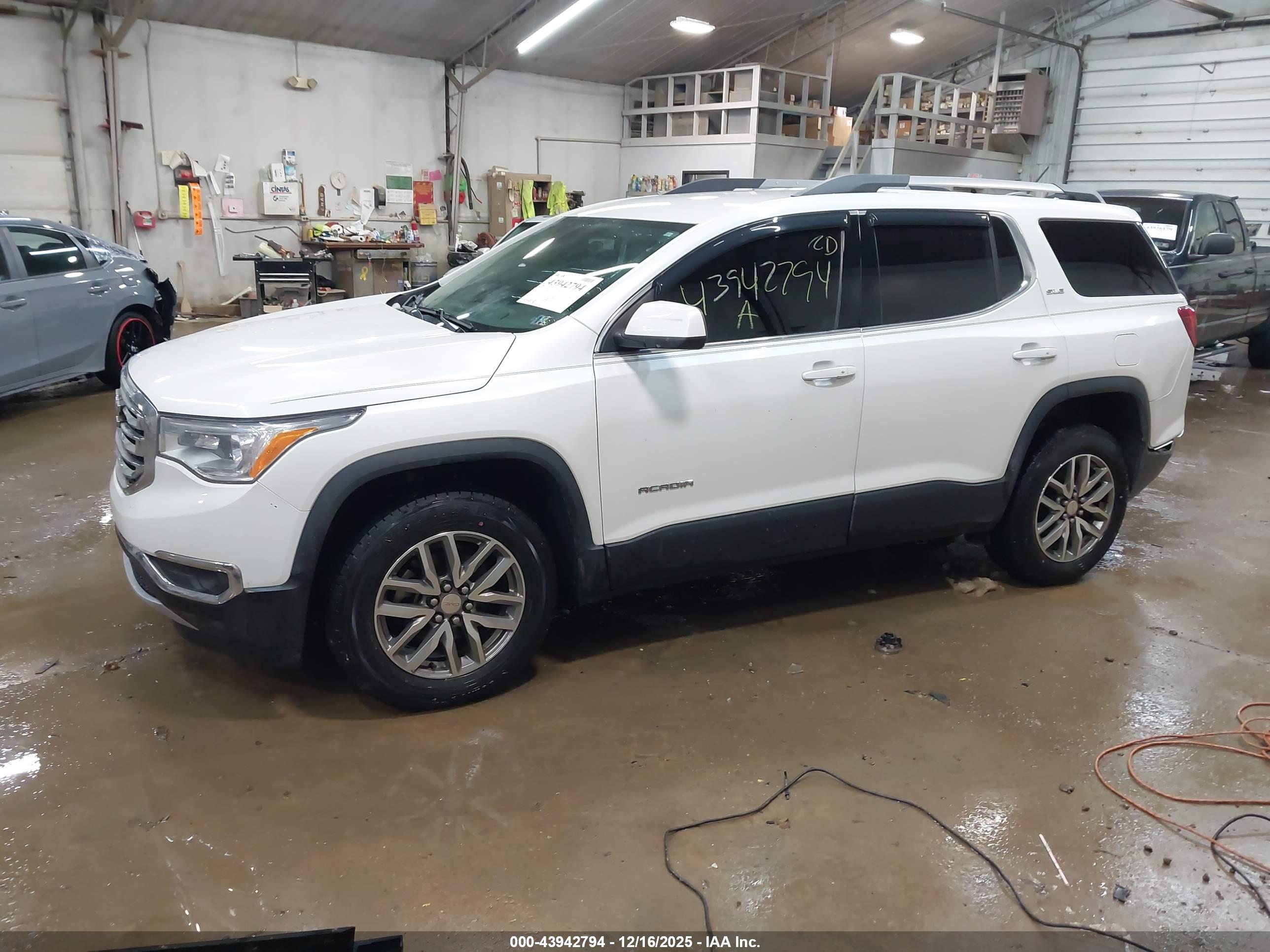GMC ACADIA image 2