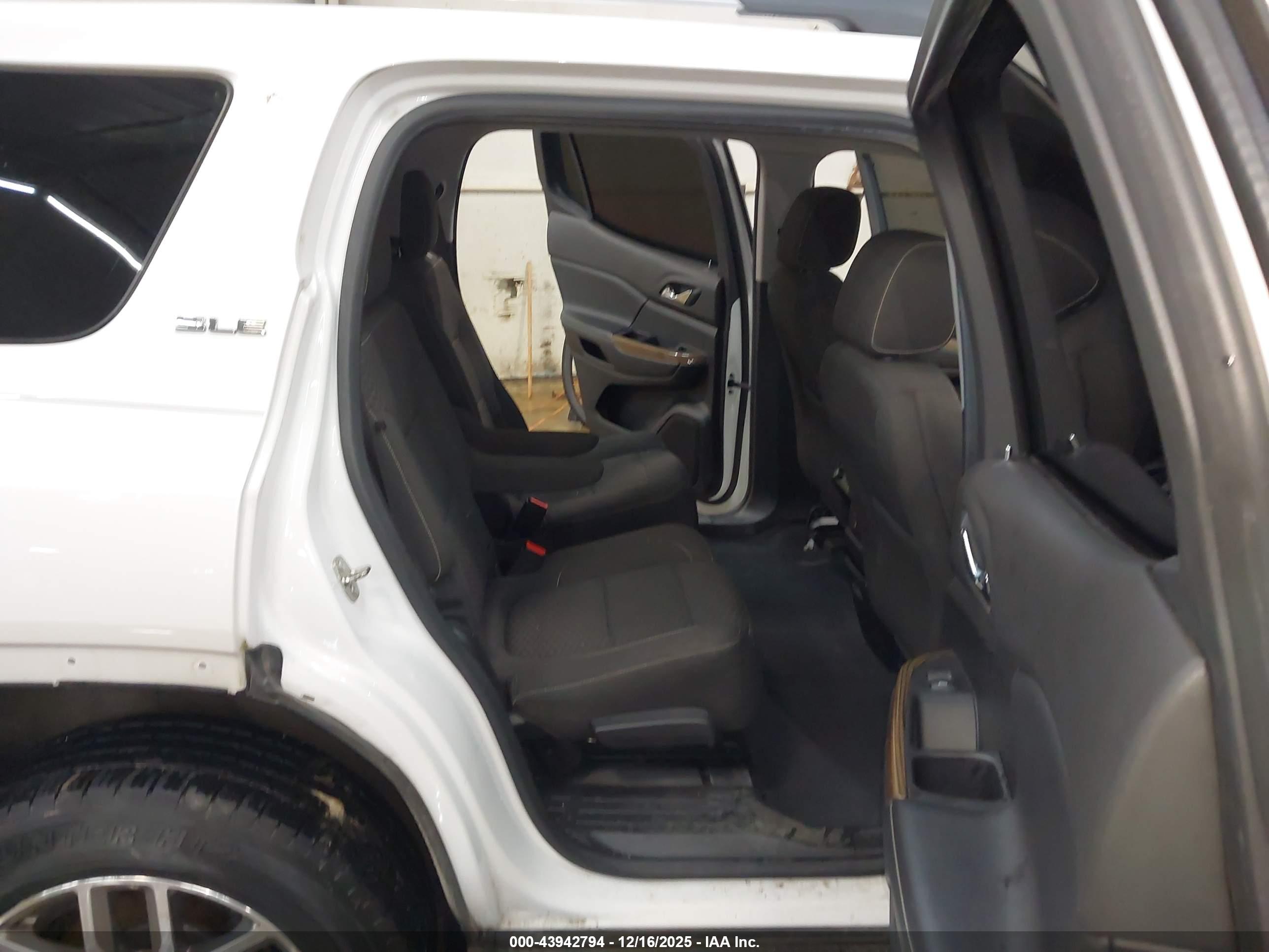 GMC ACADIA image 8