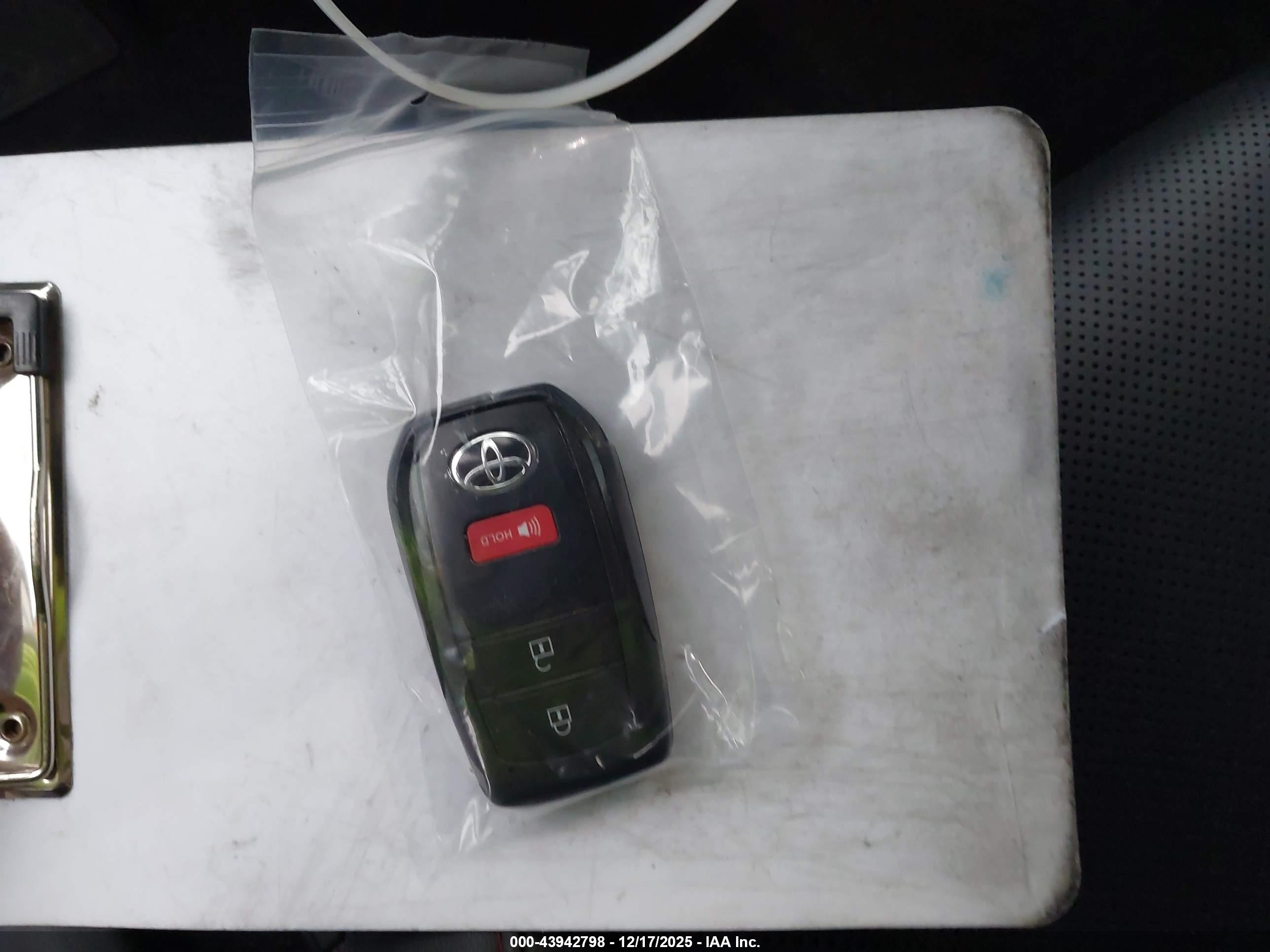 TOYOTA PRIUS image 11