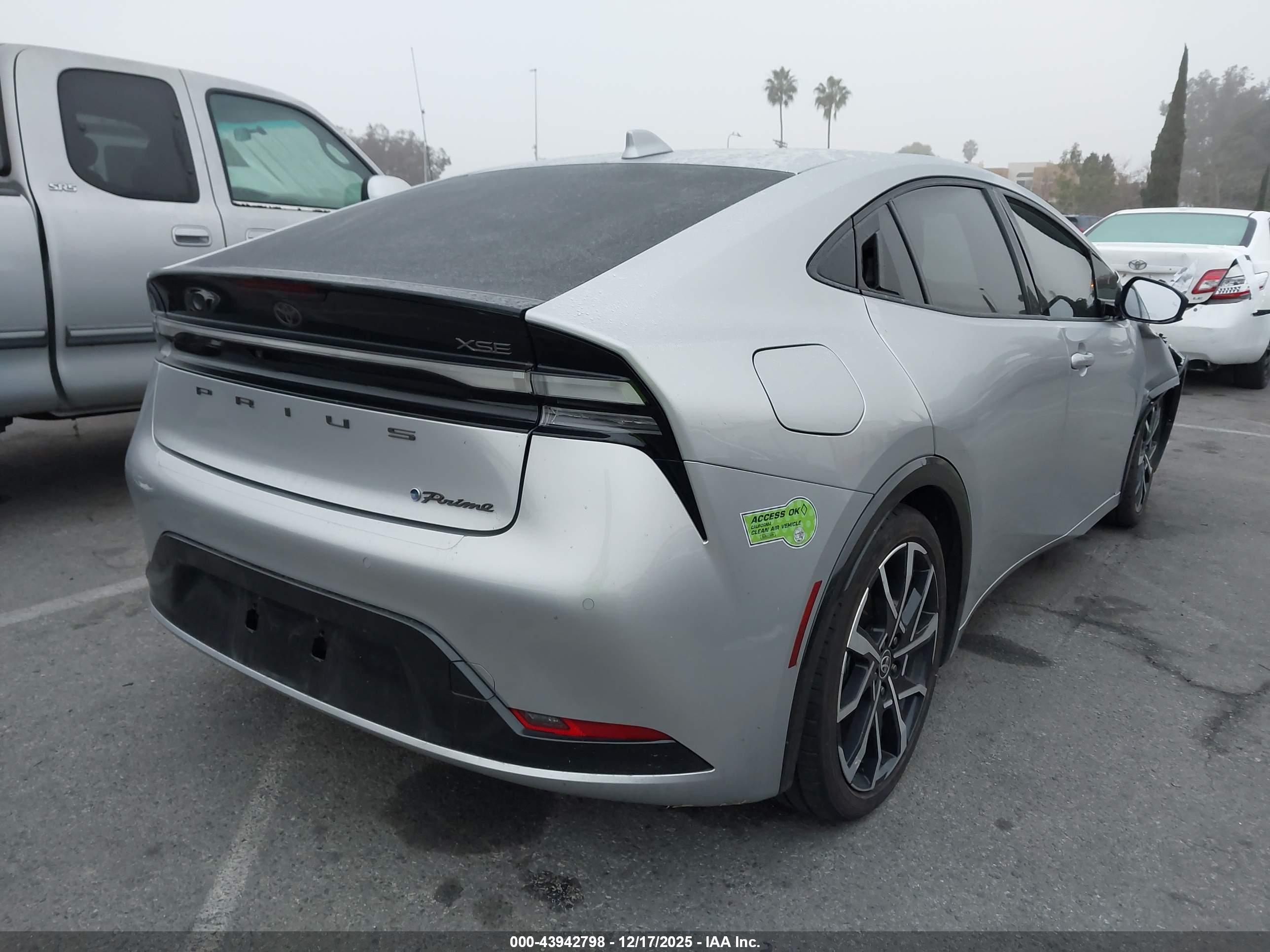 TOYOTA PRIUS image 4