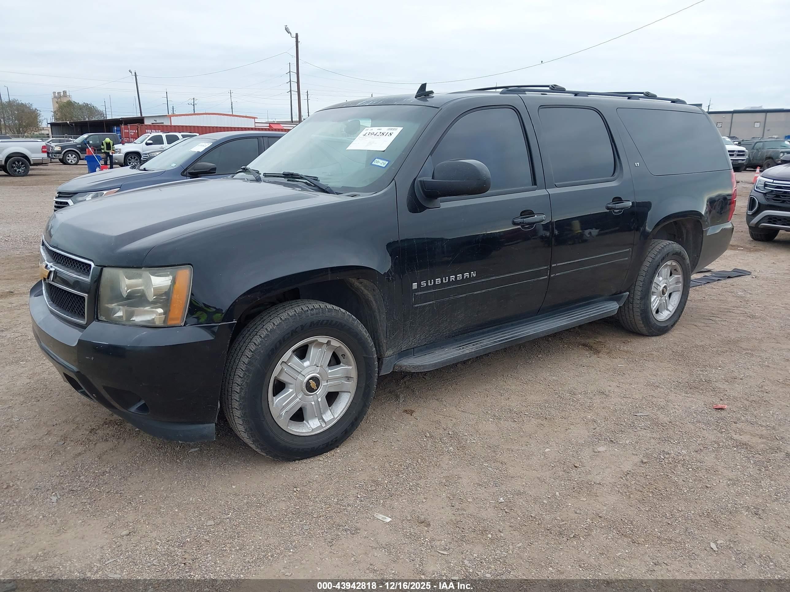 CHEVROLET SUBURBAN image 2