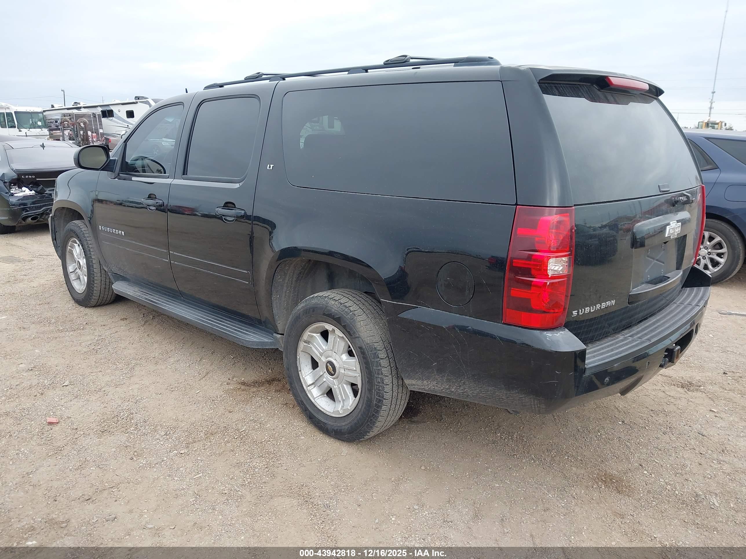 CHEVROLET SUBURBAN image 3