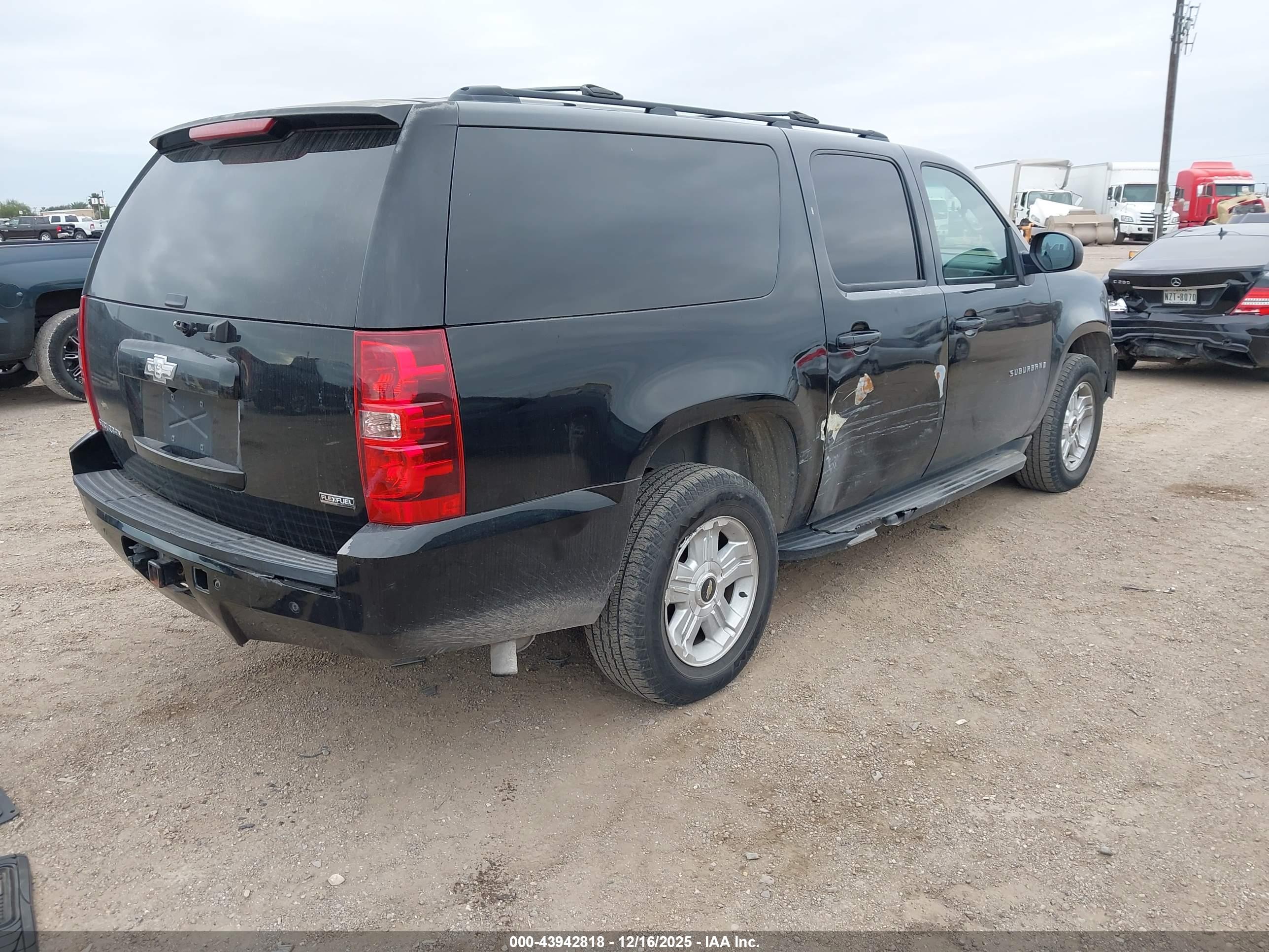 CHEVROLET SUBURBAN image 4