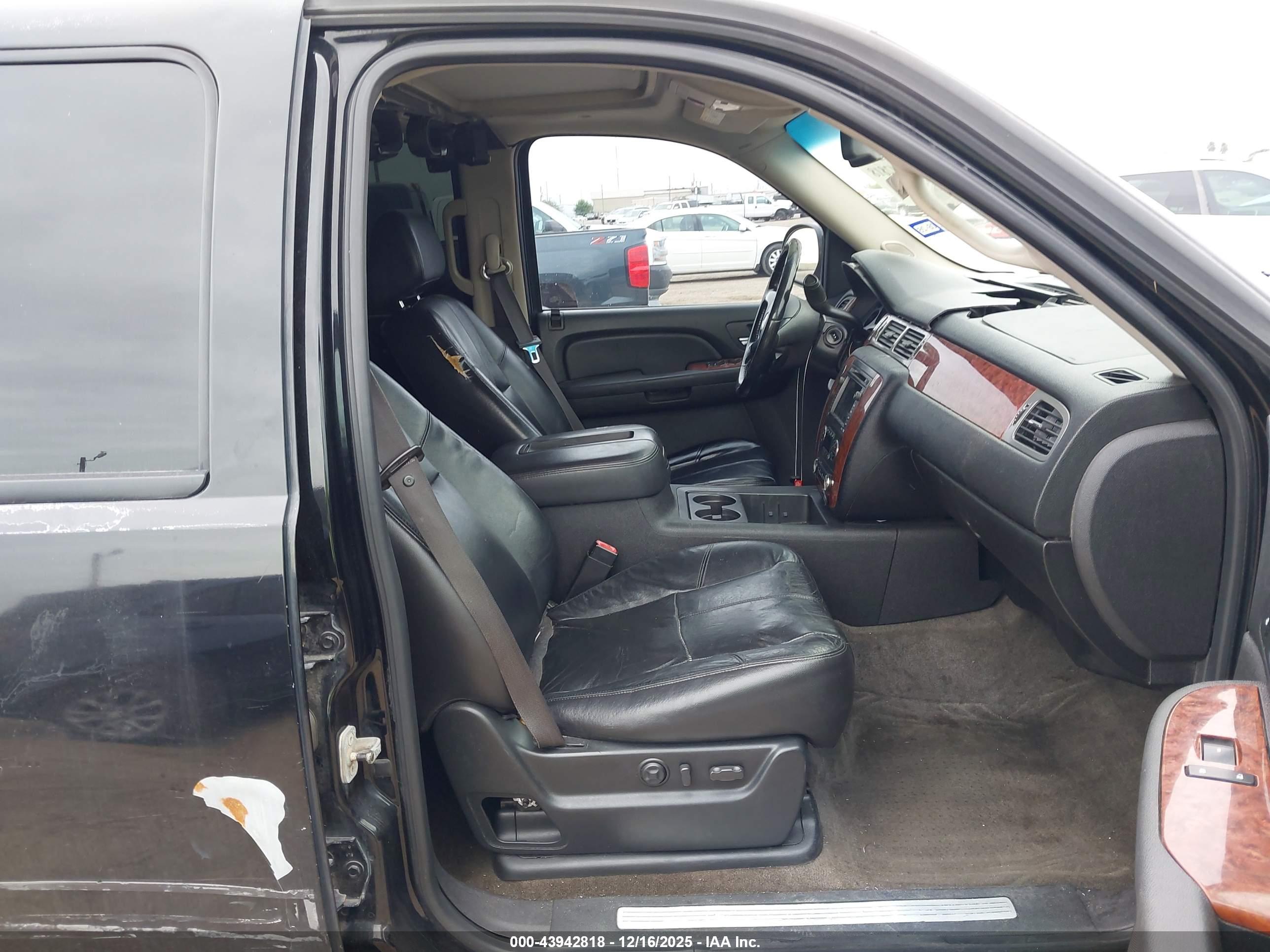 CHEVROLET SUBURBAN image 5
