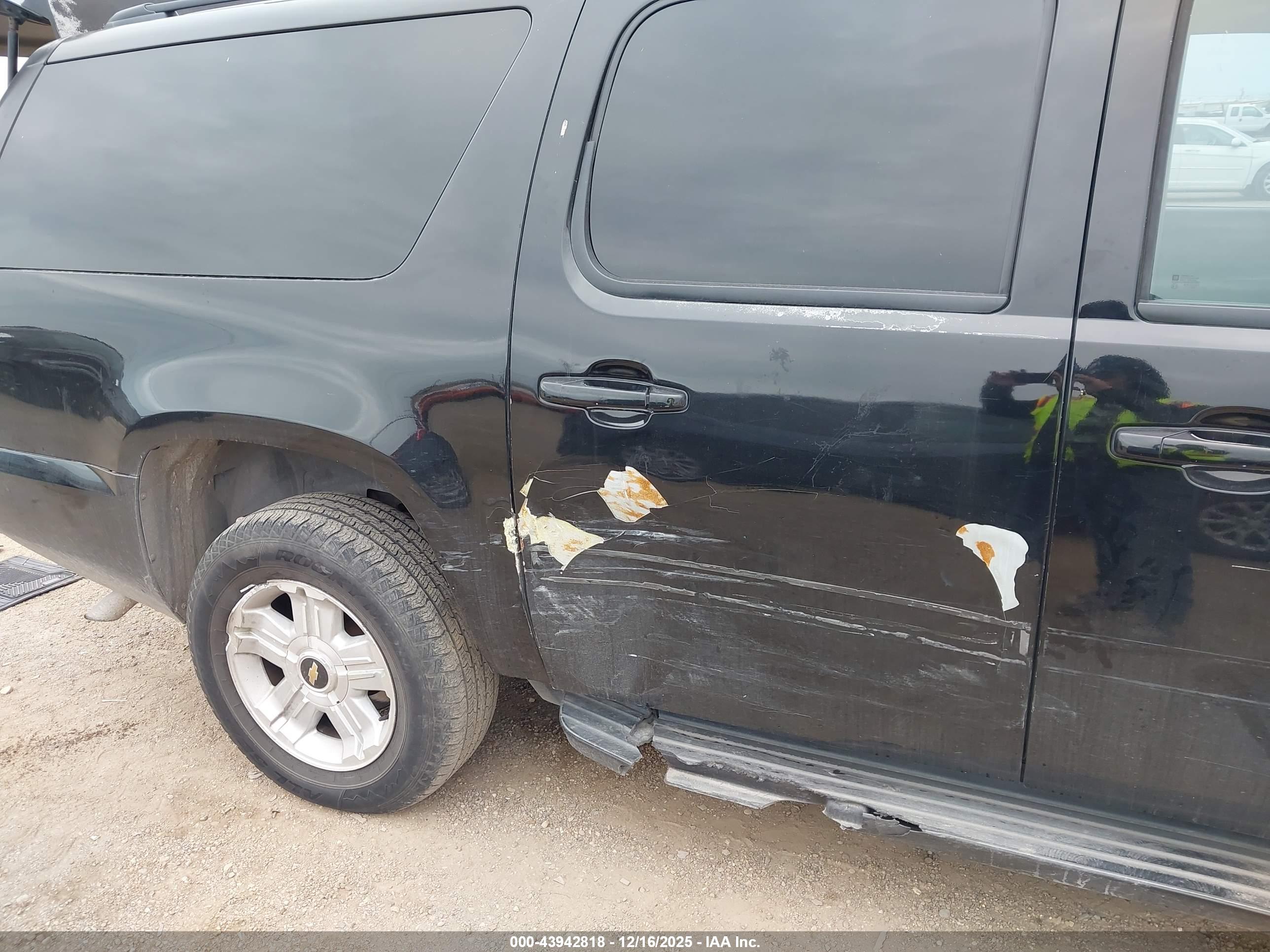 CHEVROLET SUBURBAN image 6