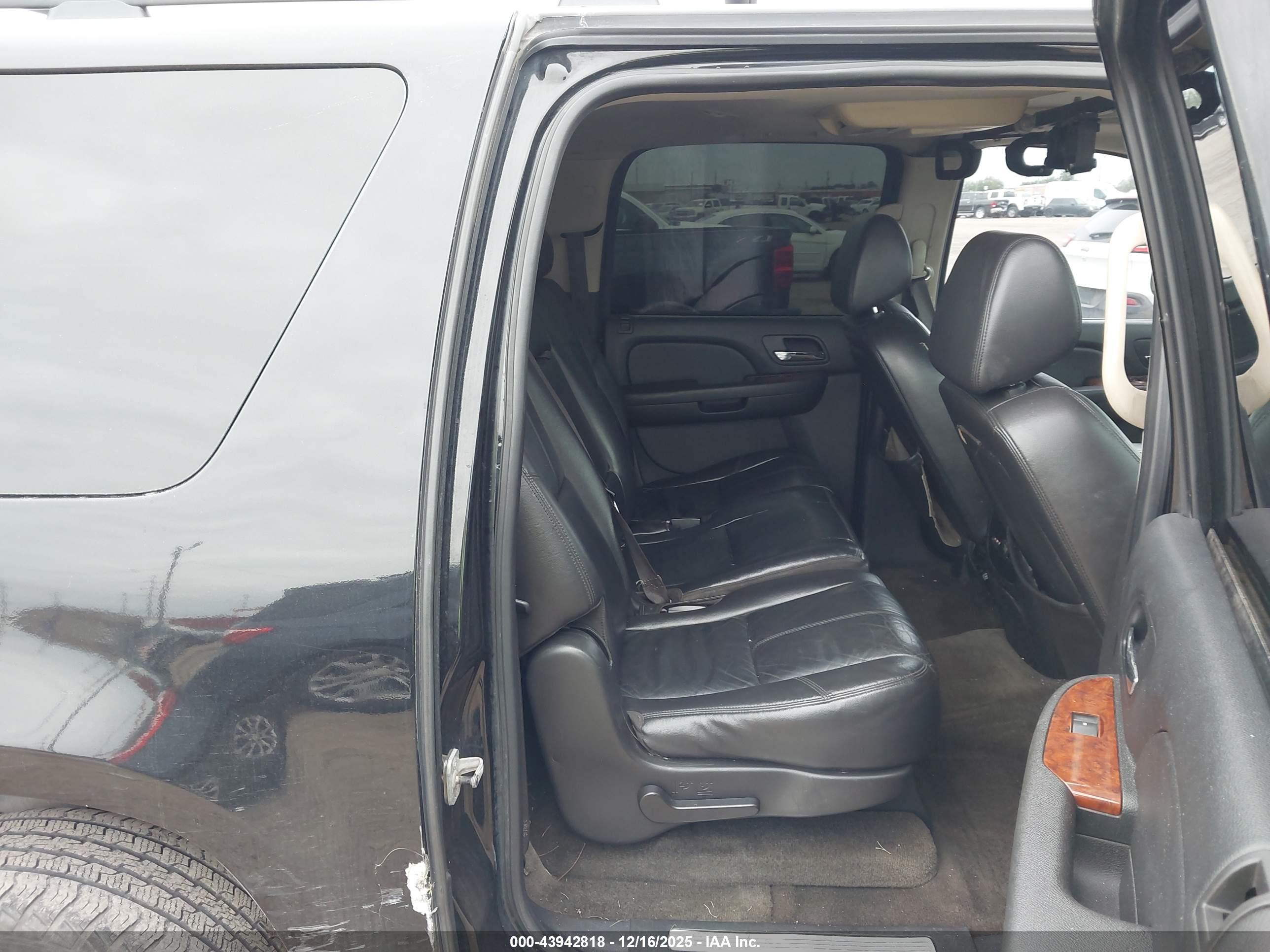 CHEVROLET SUBURBAN image 8