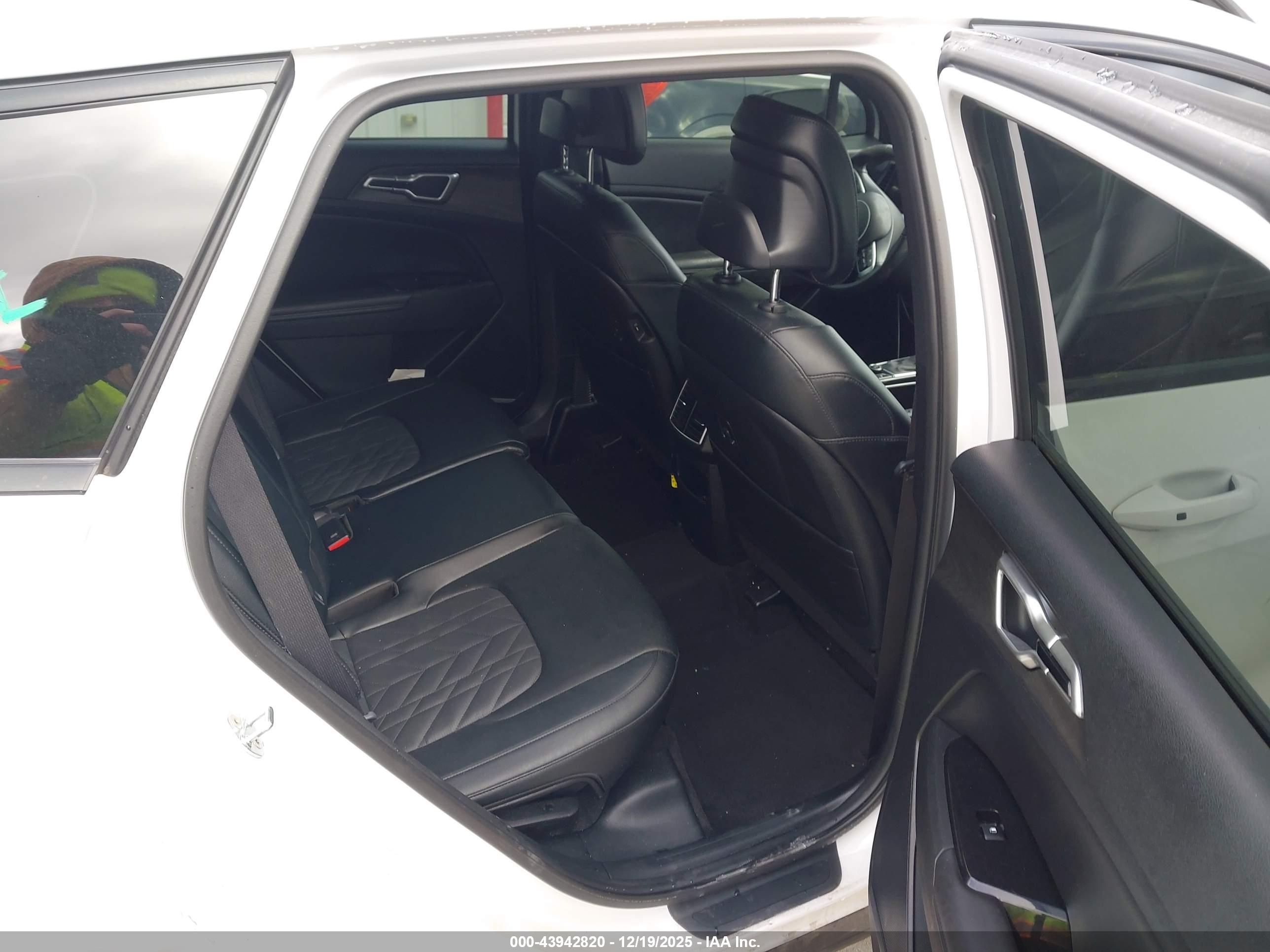 KIA SPORTAGE image 8