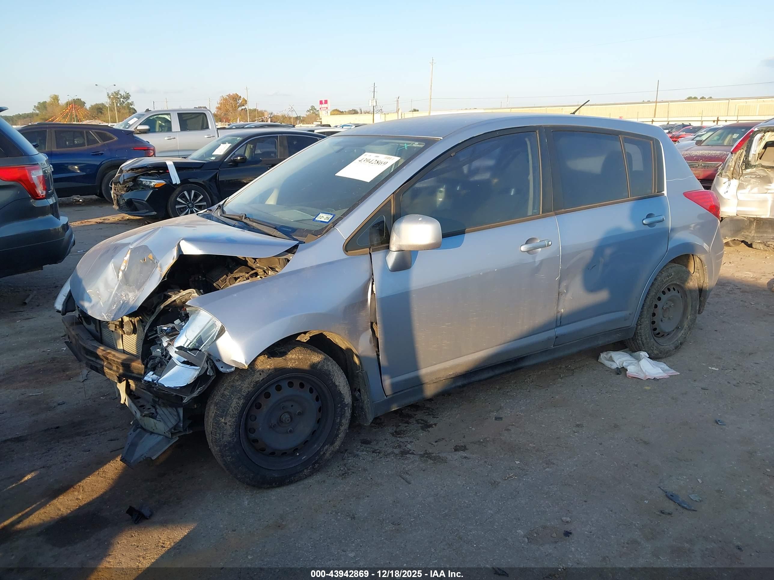 NISSAN VERSA image 2