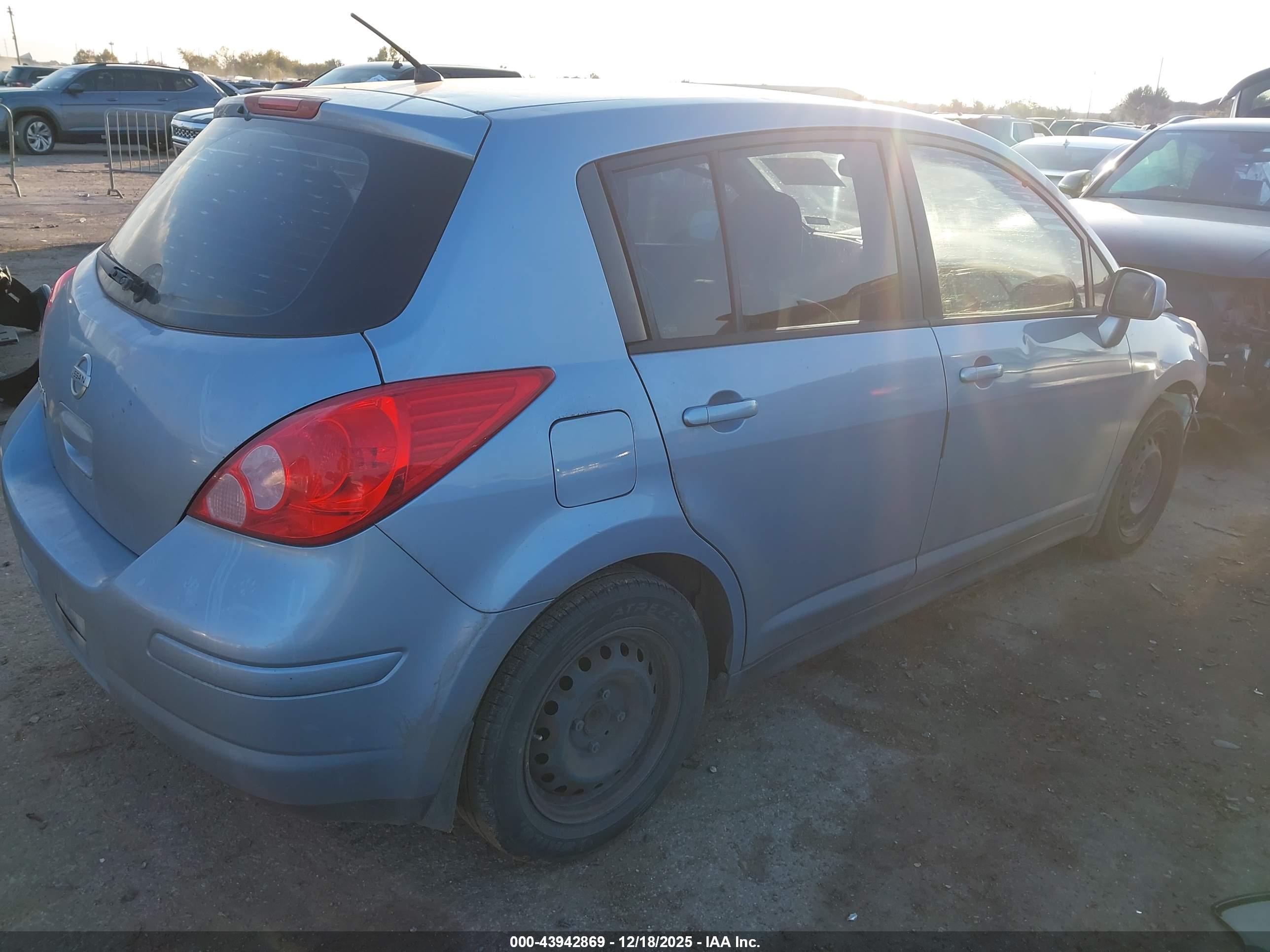 NISSAN VERSA image 4