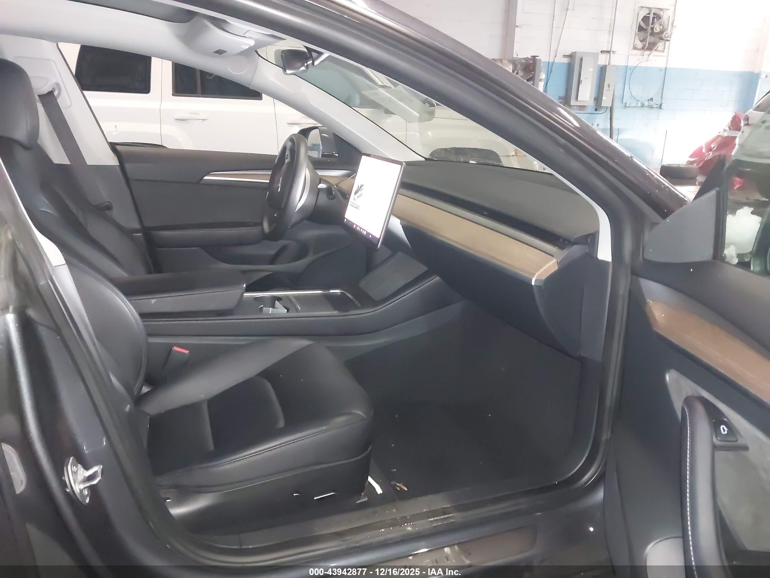 TESLA MODEL image 5