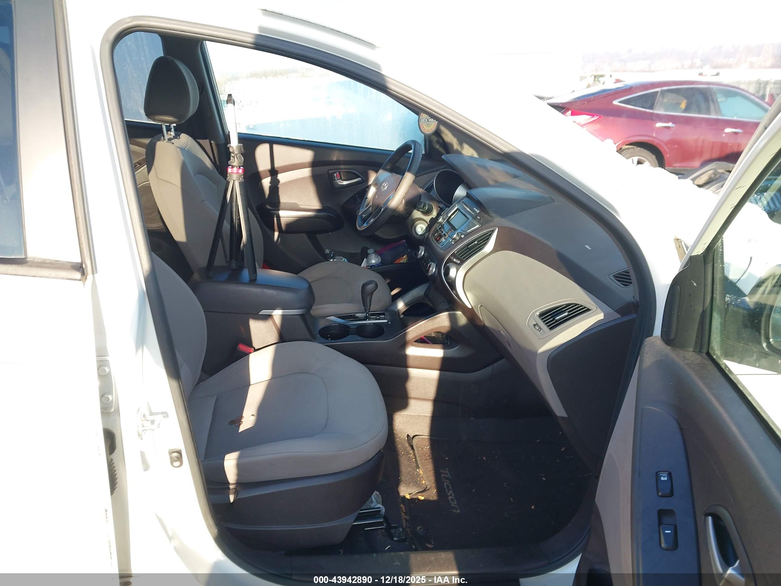 HYUNDAI TUCSON image 5