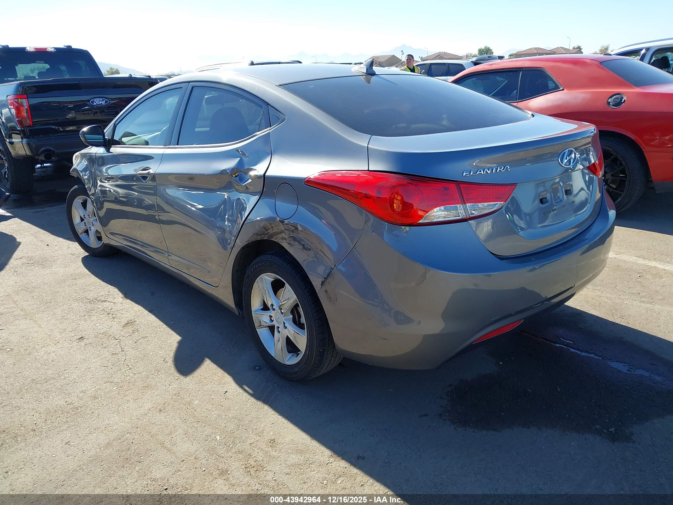 HYUNDAI ELANTRA image 3
