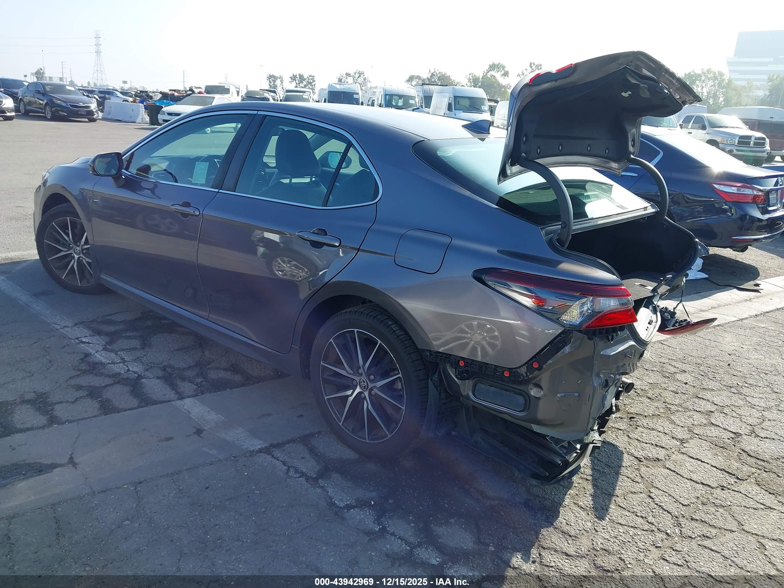 TOYOTA CAMRY image 3