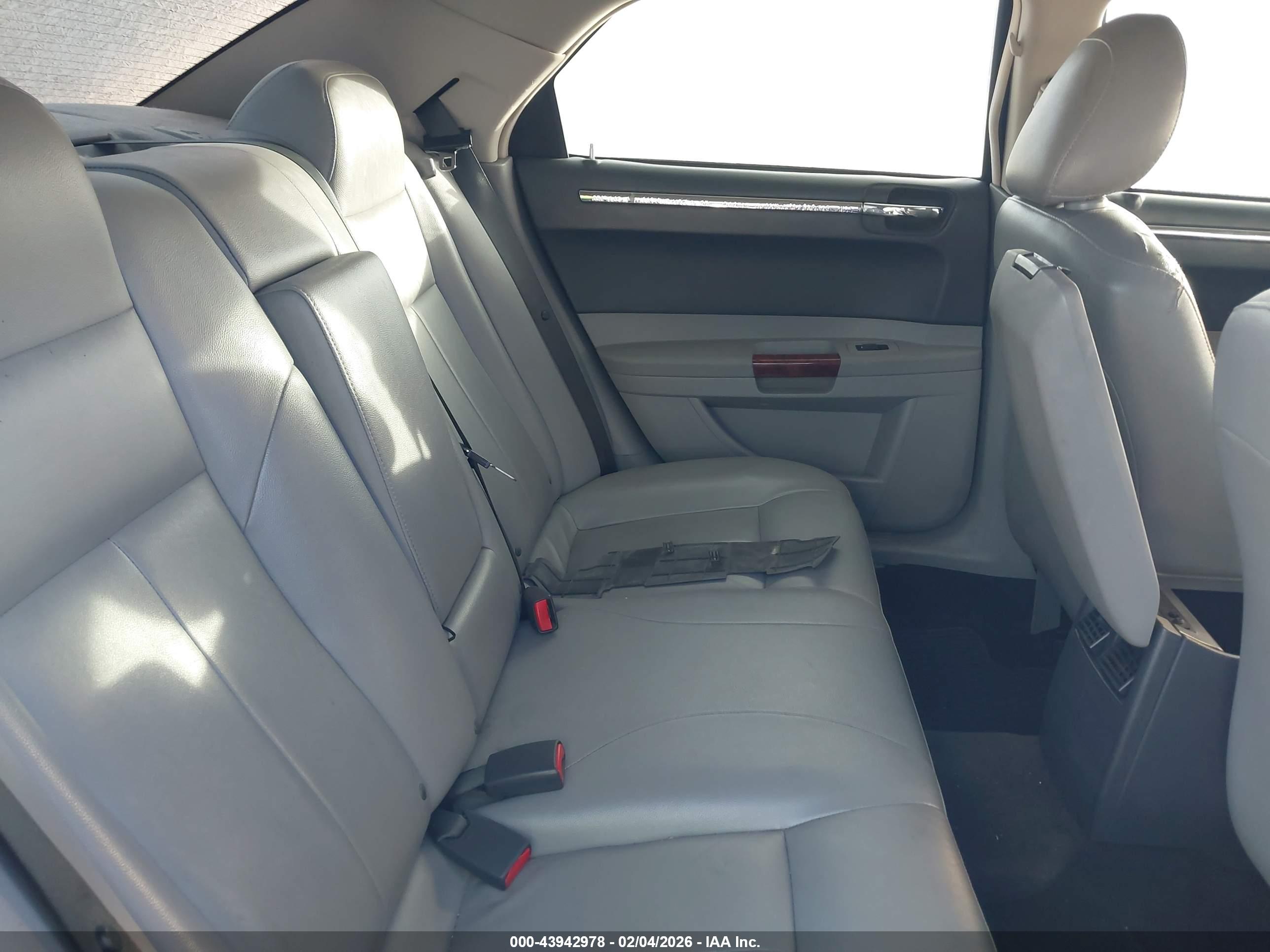 CHRYSLER 300 image 8