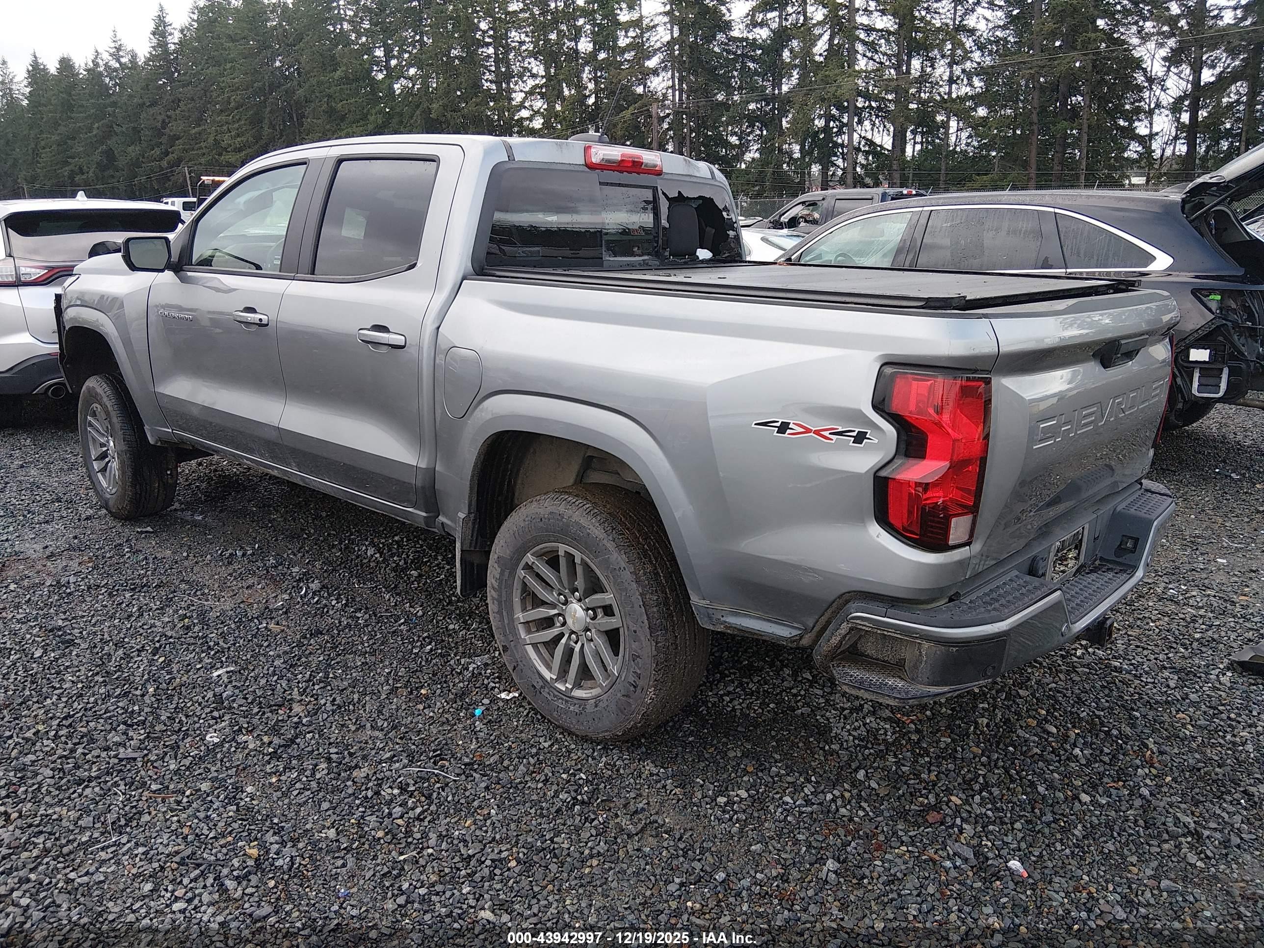 CHEVROLET COLORADO image 3