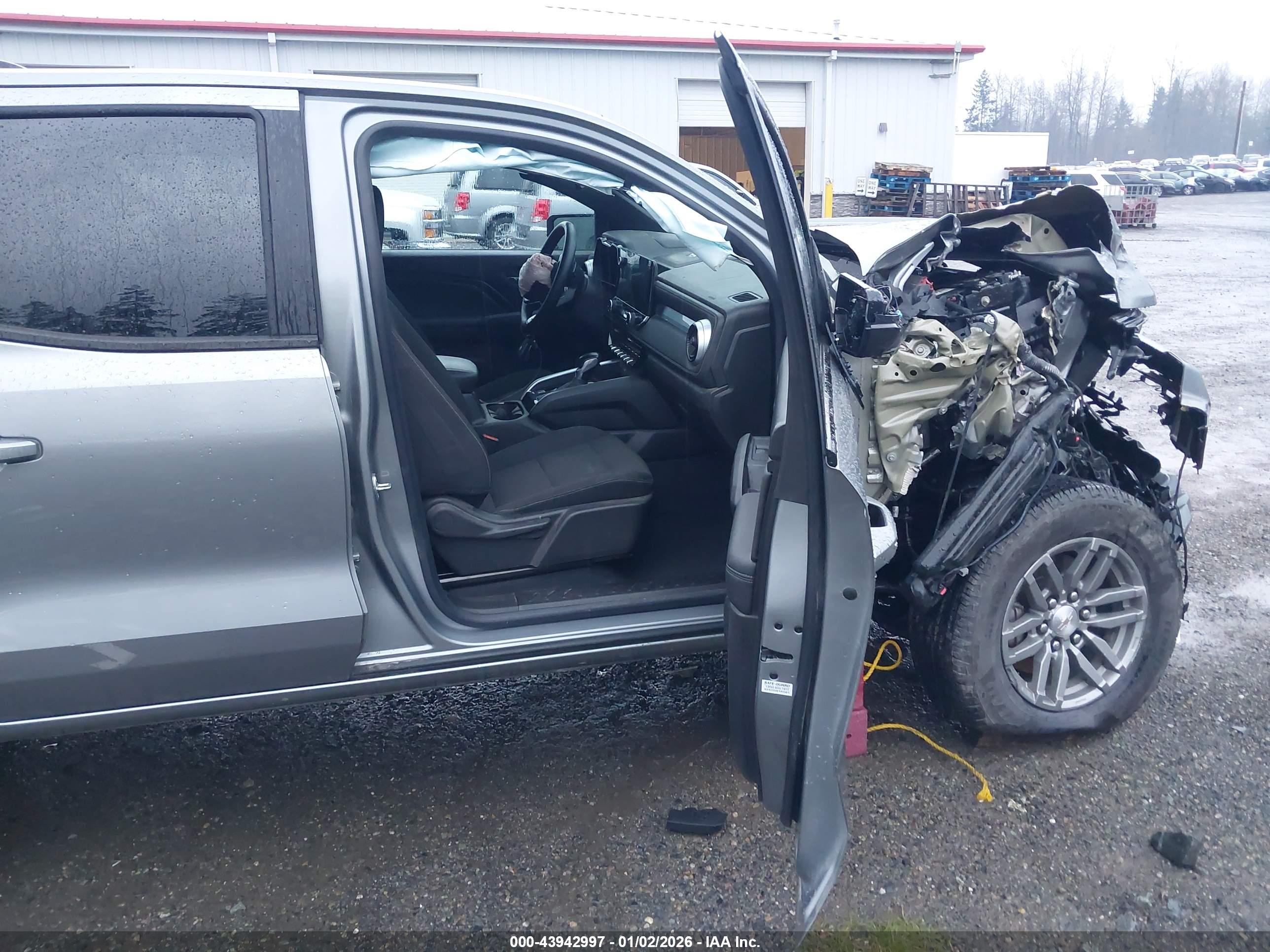 CHEVROLET COLORADO image 5