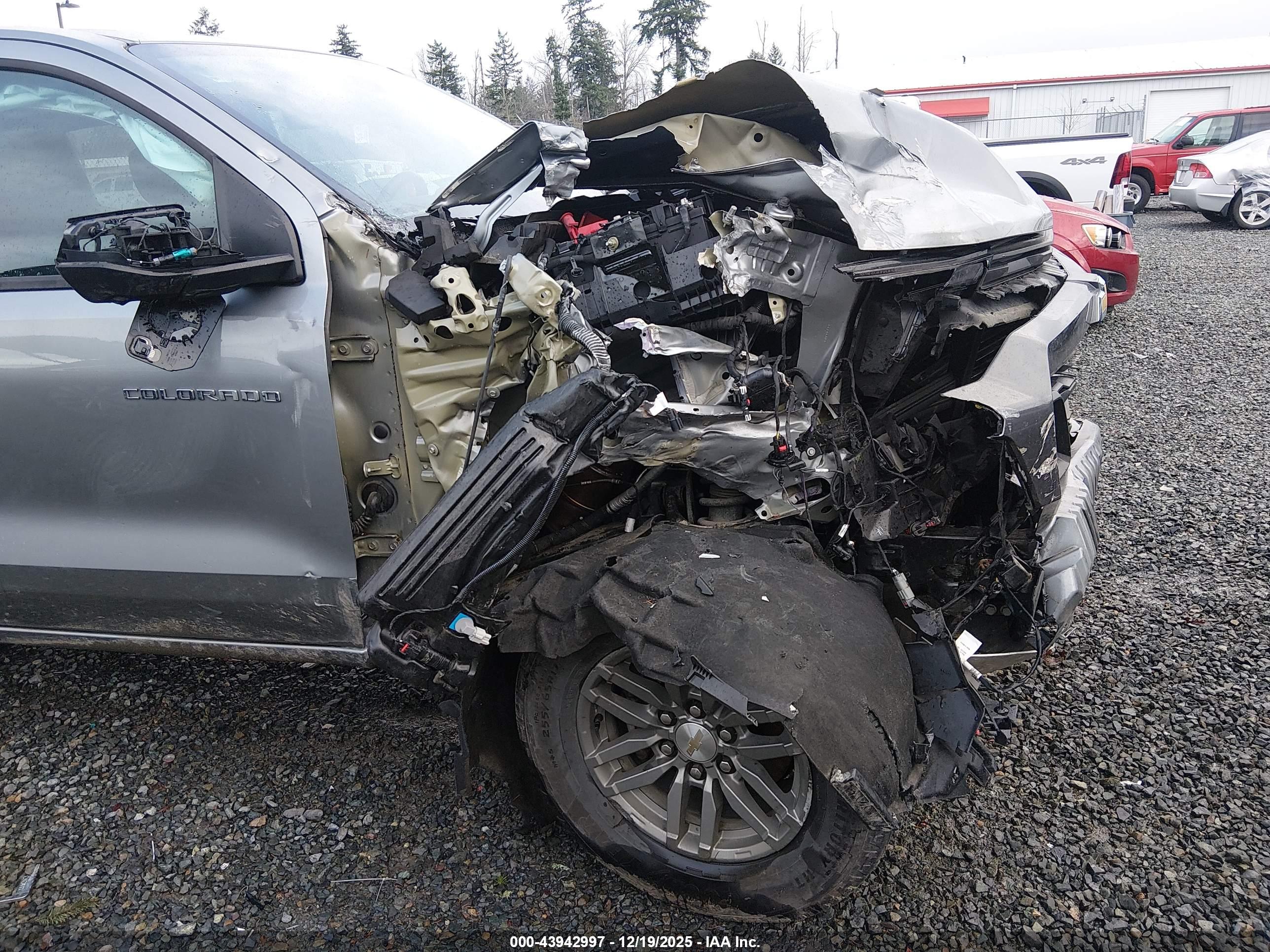 CHEVROLET COLORADO image 6