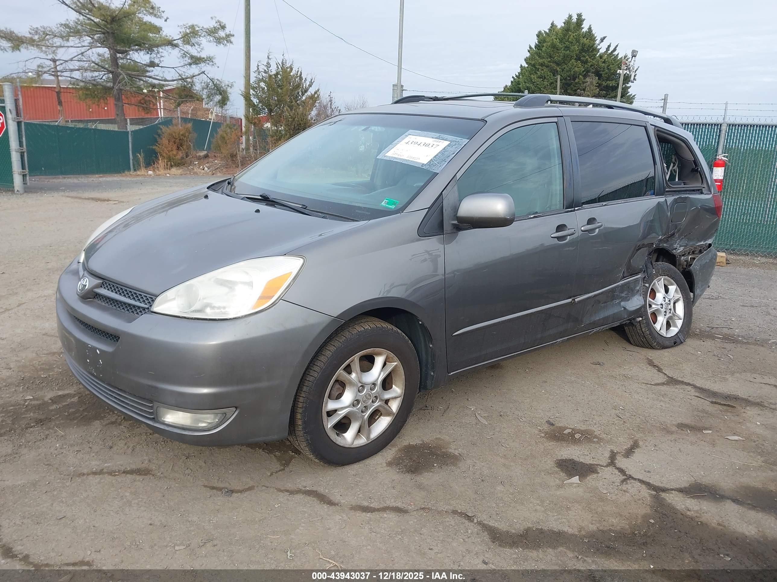 TOYOTA SIENNA image 2