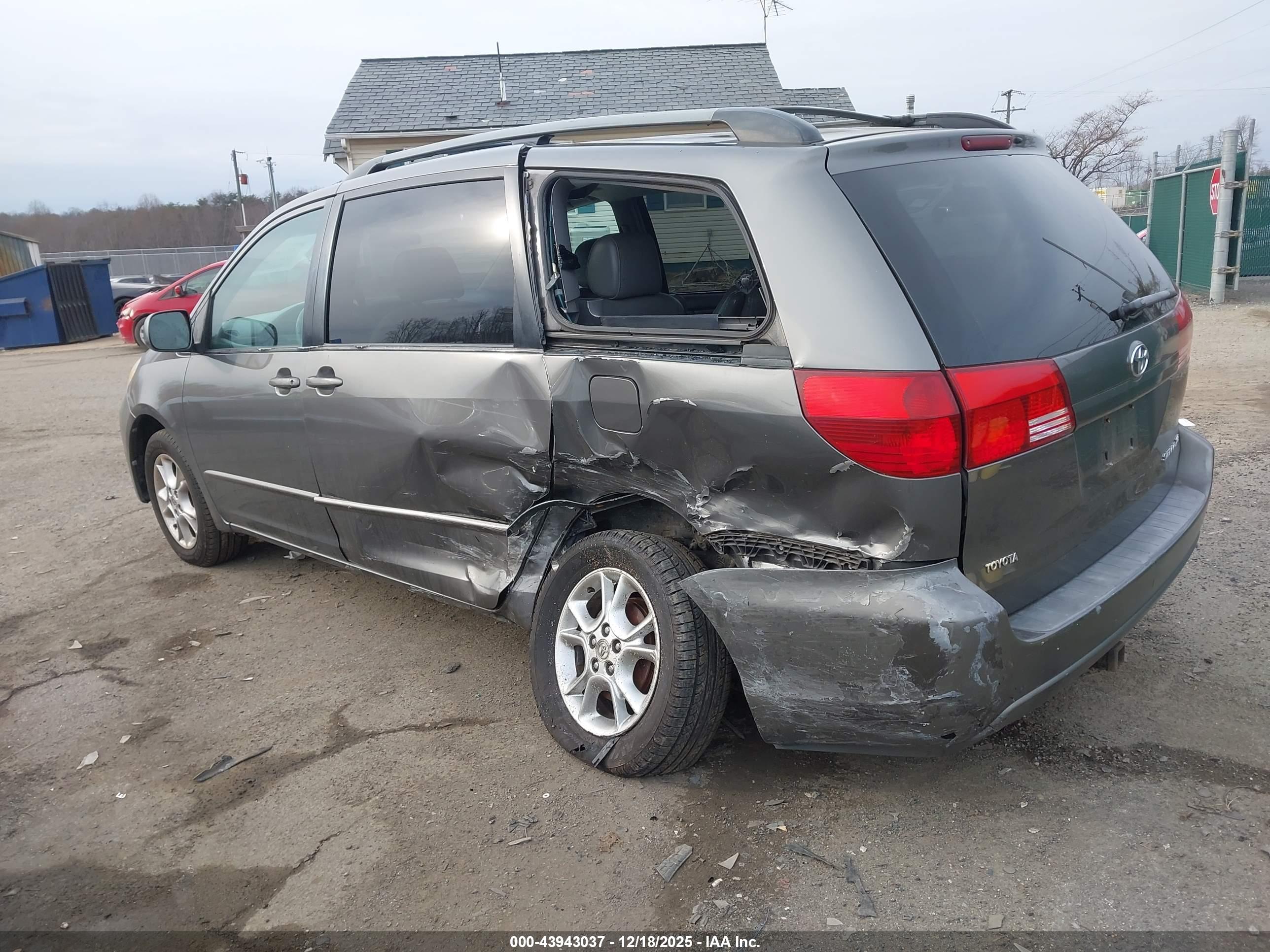 TOYOTA SIENNA image 3