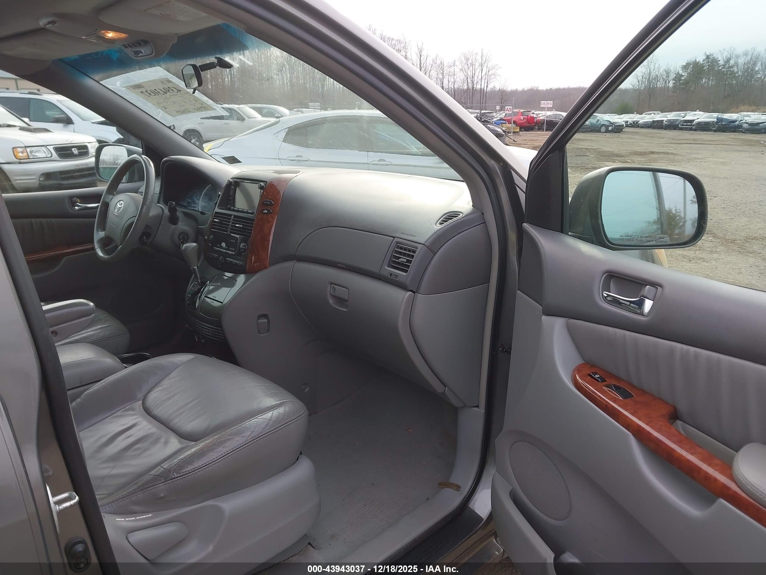 TOYOTA SIENNA image 5