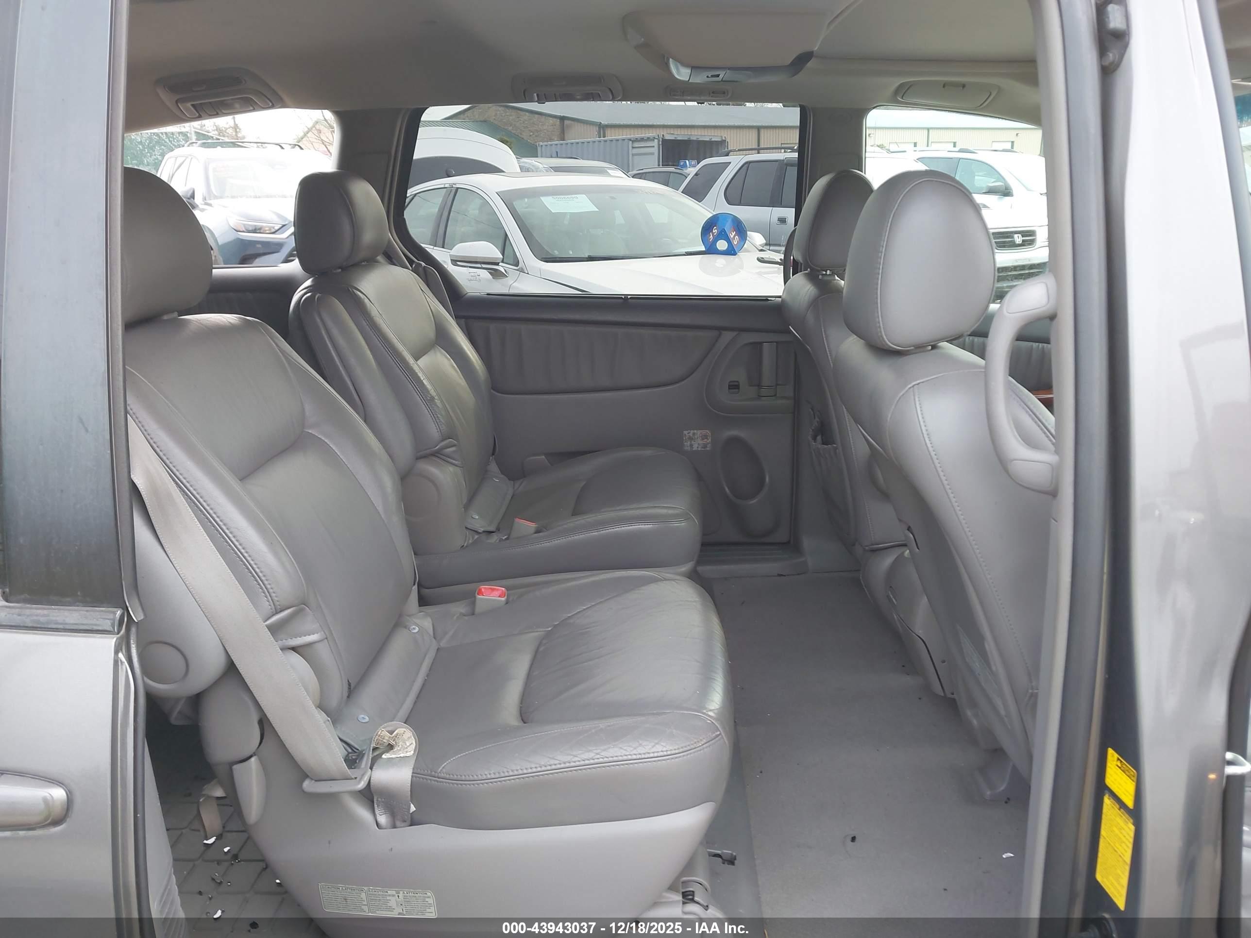 TOYOTA SIENNA image 8