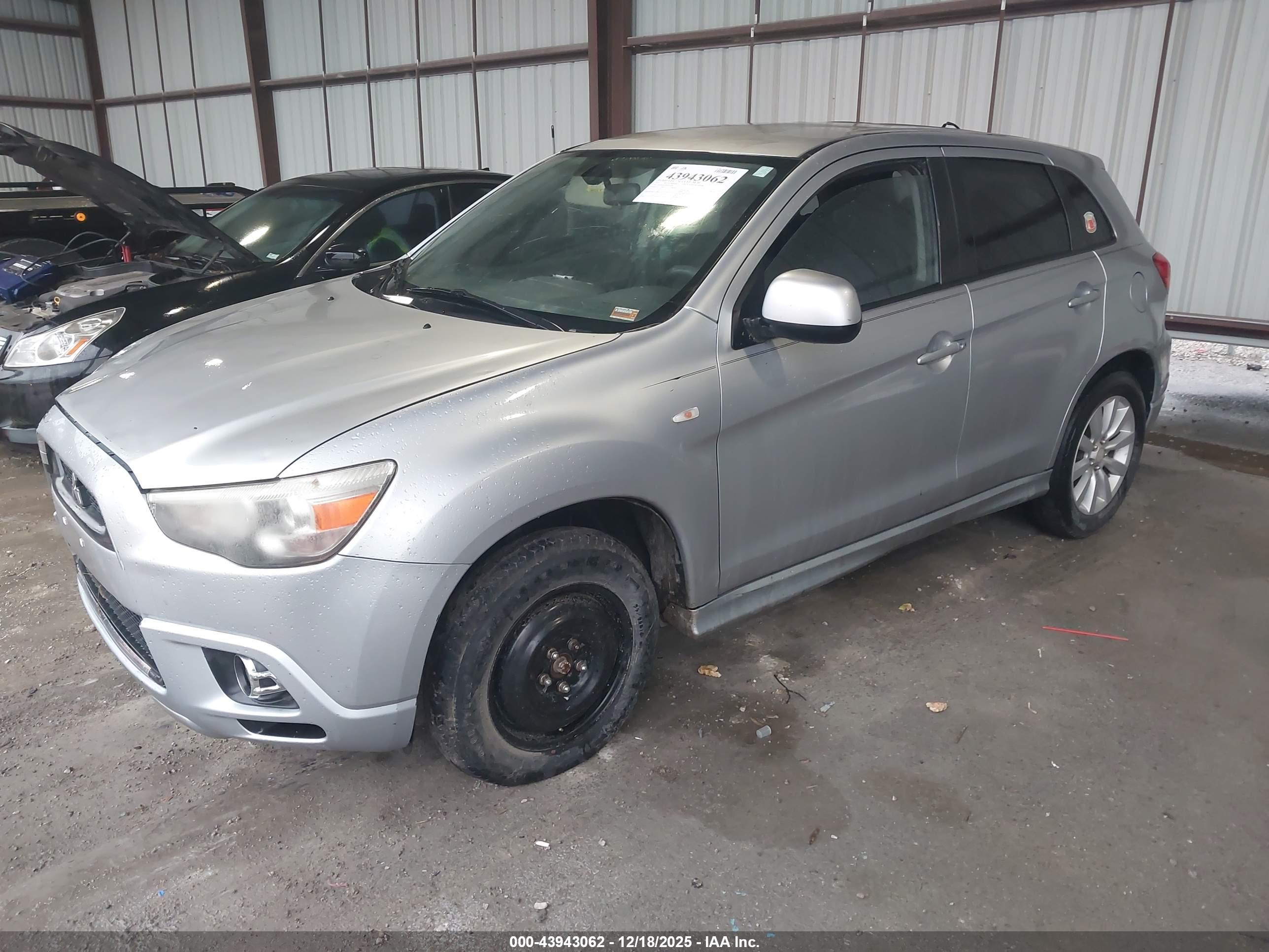 MITSUBISHI OUTLANDER image 2