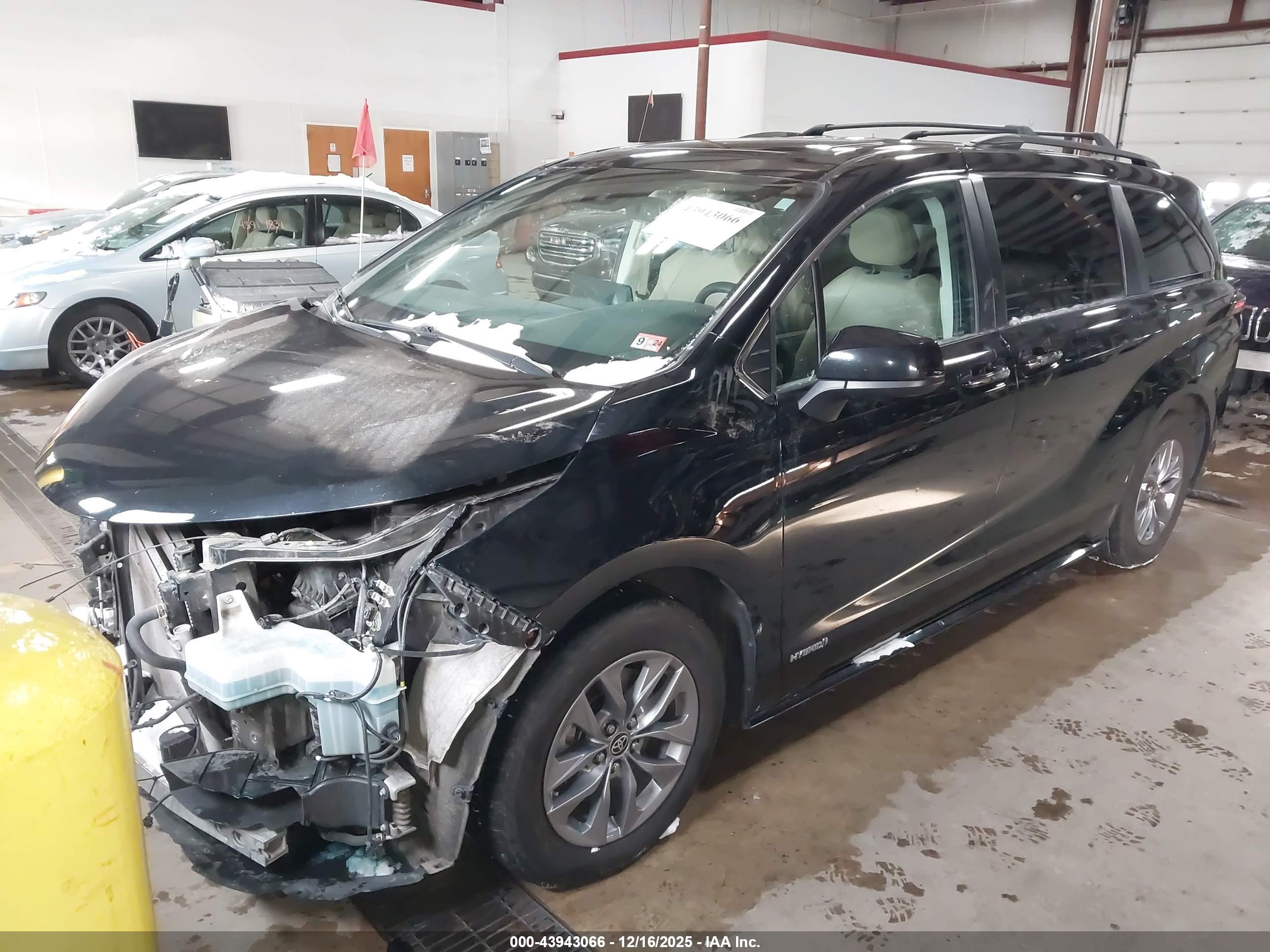 TOYOTA SIENNA image 2