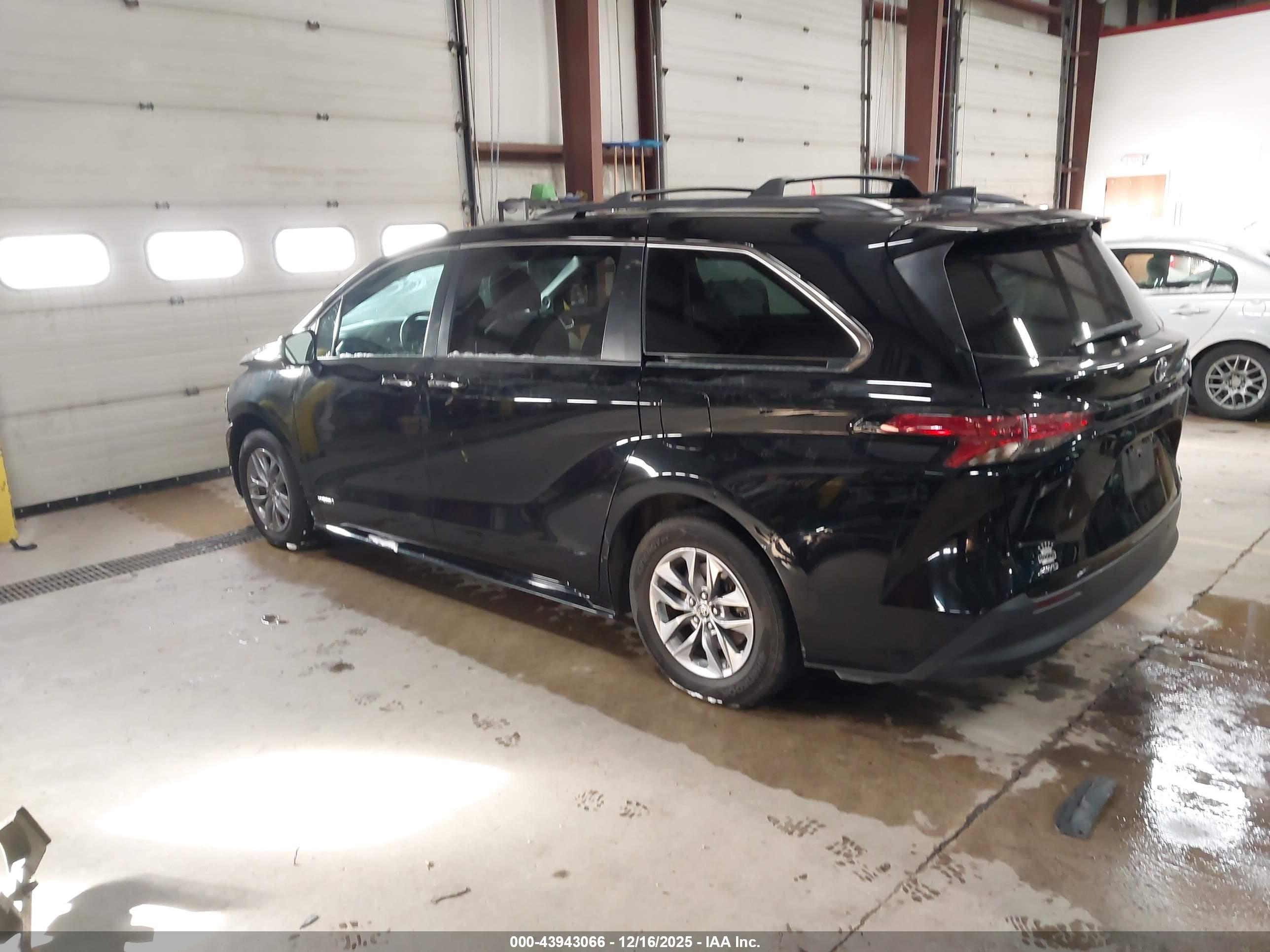 TOYOTA SIENNA image 3
