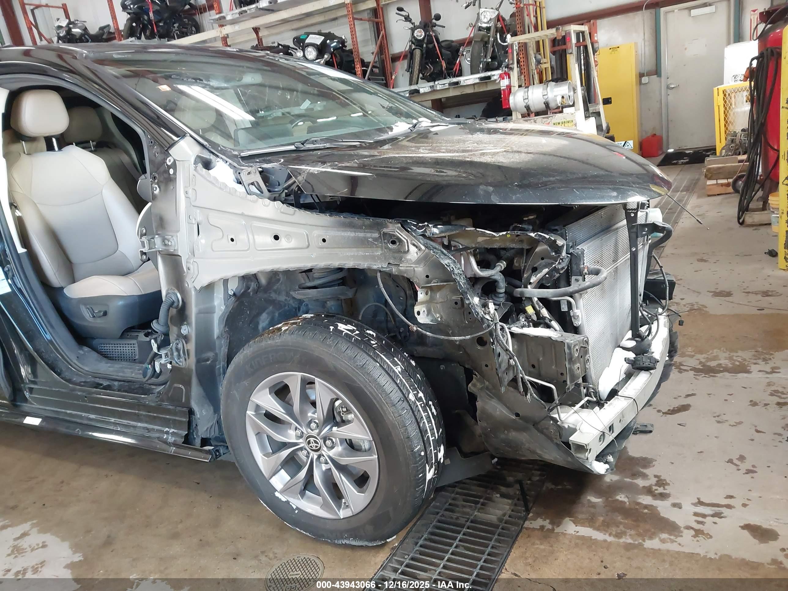 TOYOTA SIENNA image 6