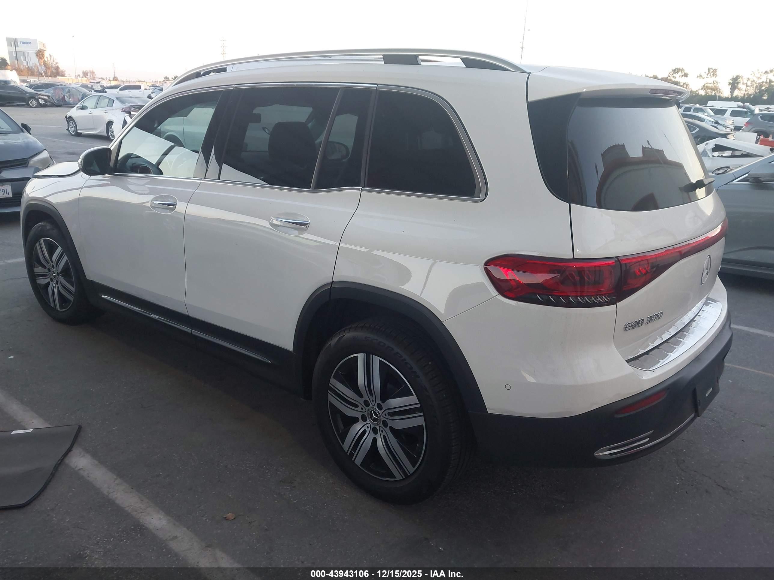 MERCEDES-BENZ EQB image 3