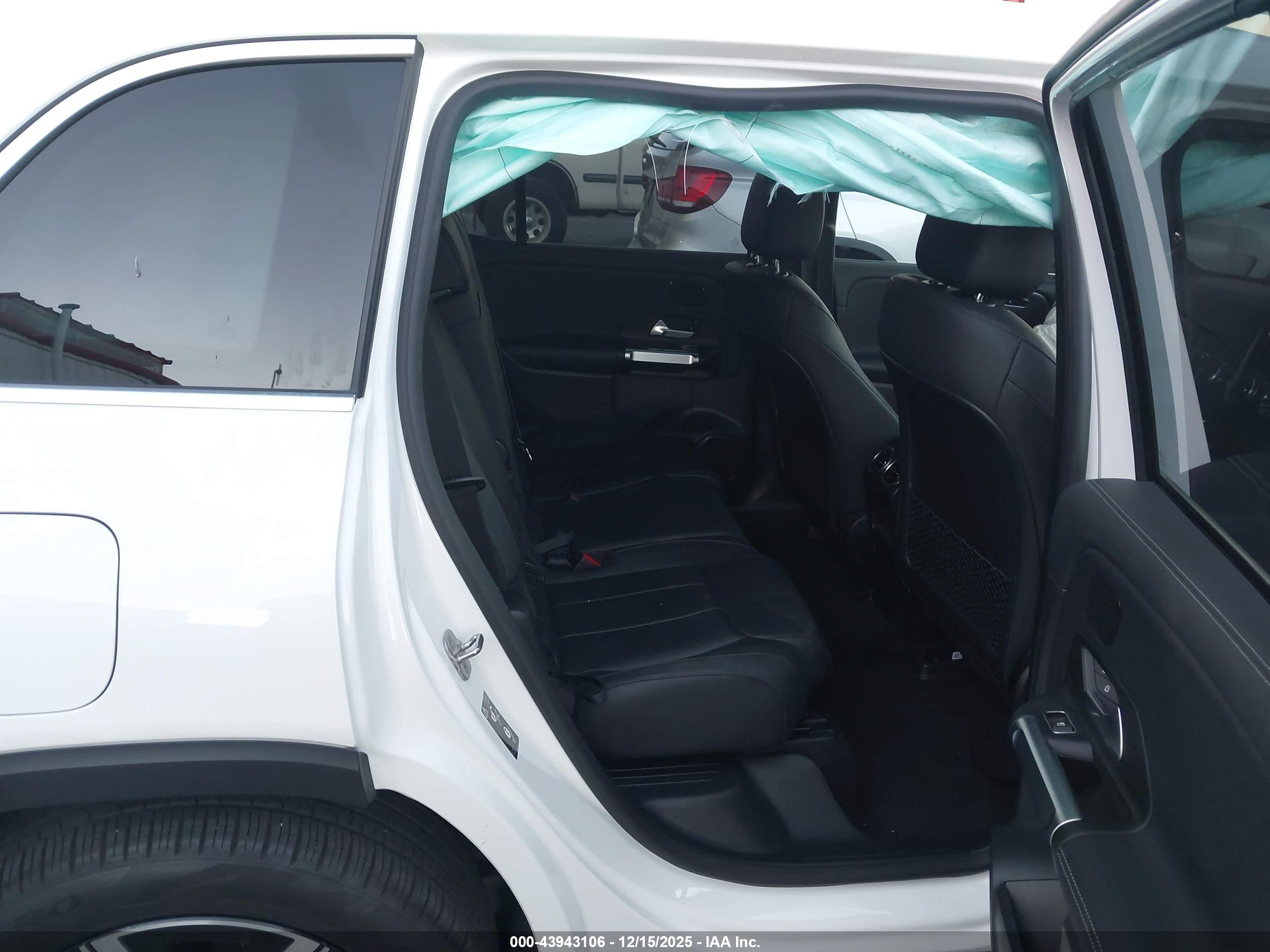 MERCEDES-BENZ EQB image 8